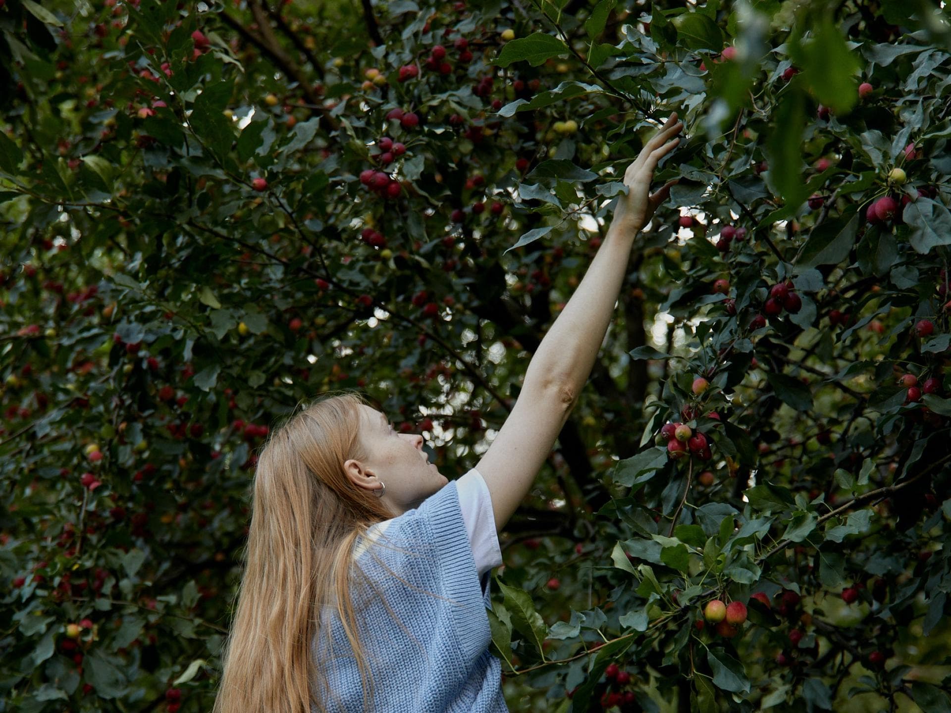 Frau im Garten
