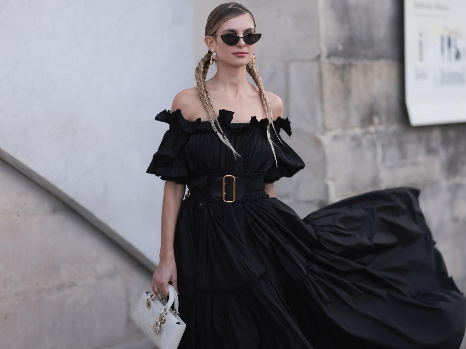Frau mit schulterfreiem Kleid Frau mit schulterfreiem Kleid