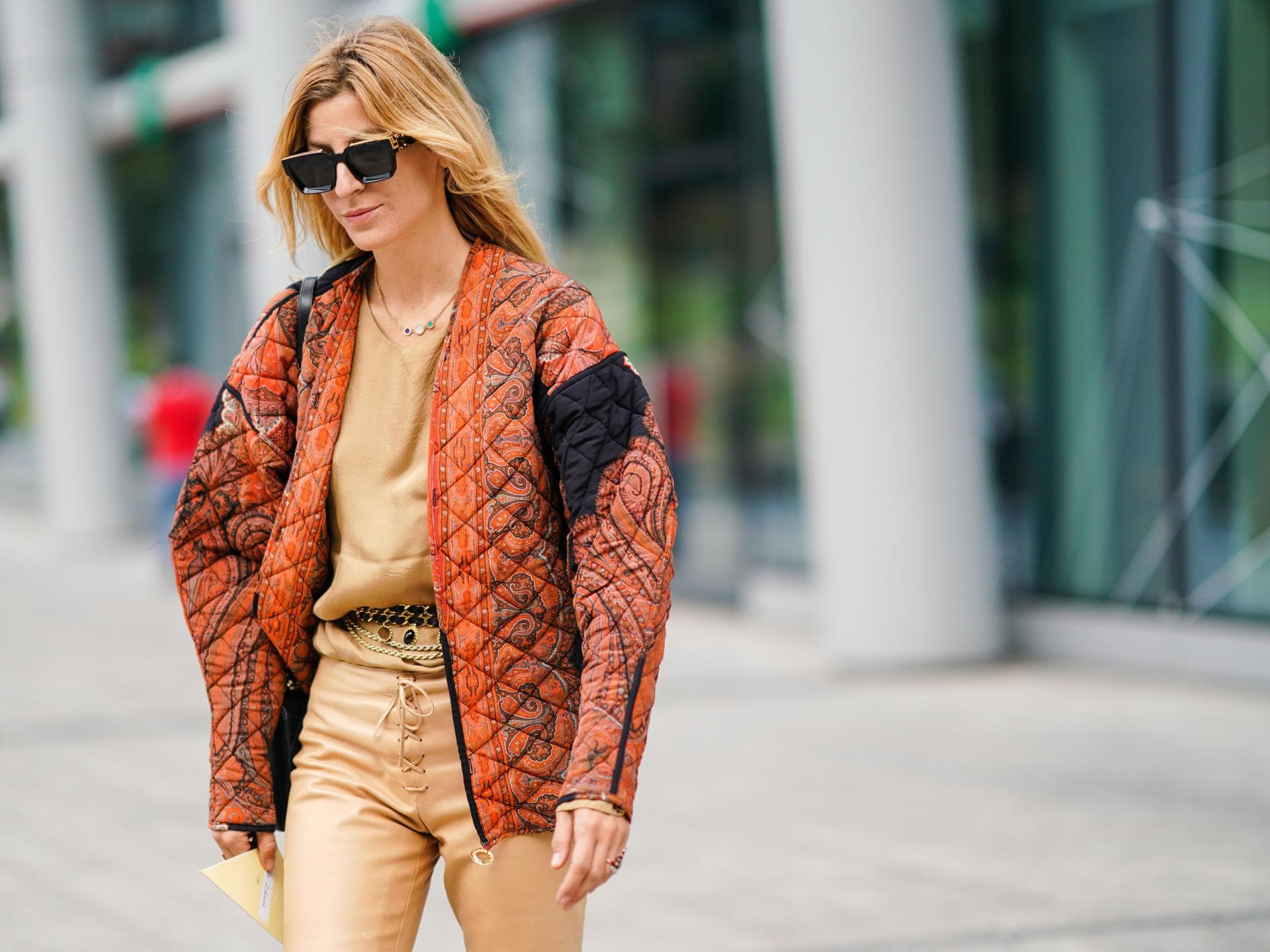 Steppjacken werden wir im Frühjahr 2025 überall sehen Jacken-Trends 2025 - Frau in Steppjacke