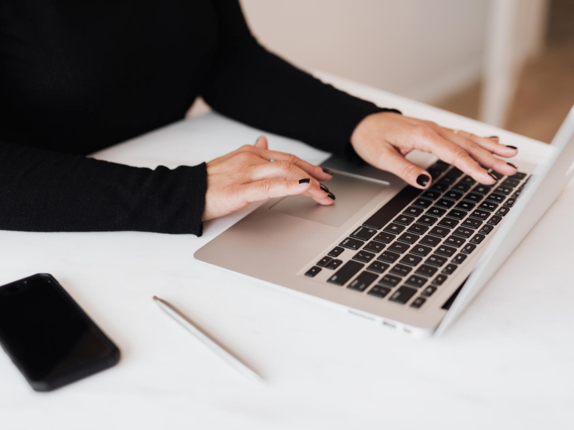 Frau am Laptop