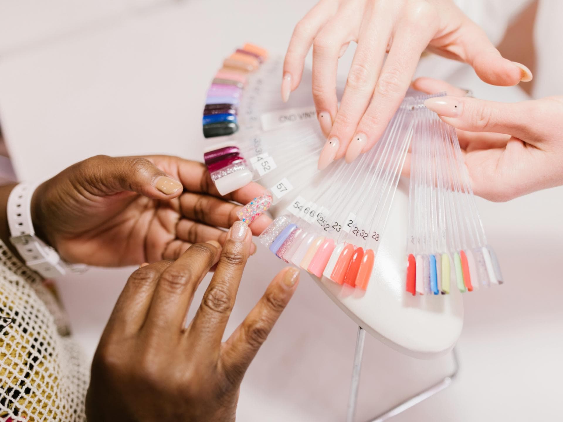 Frau in Nagelstudio