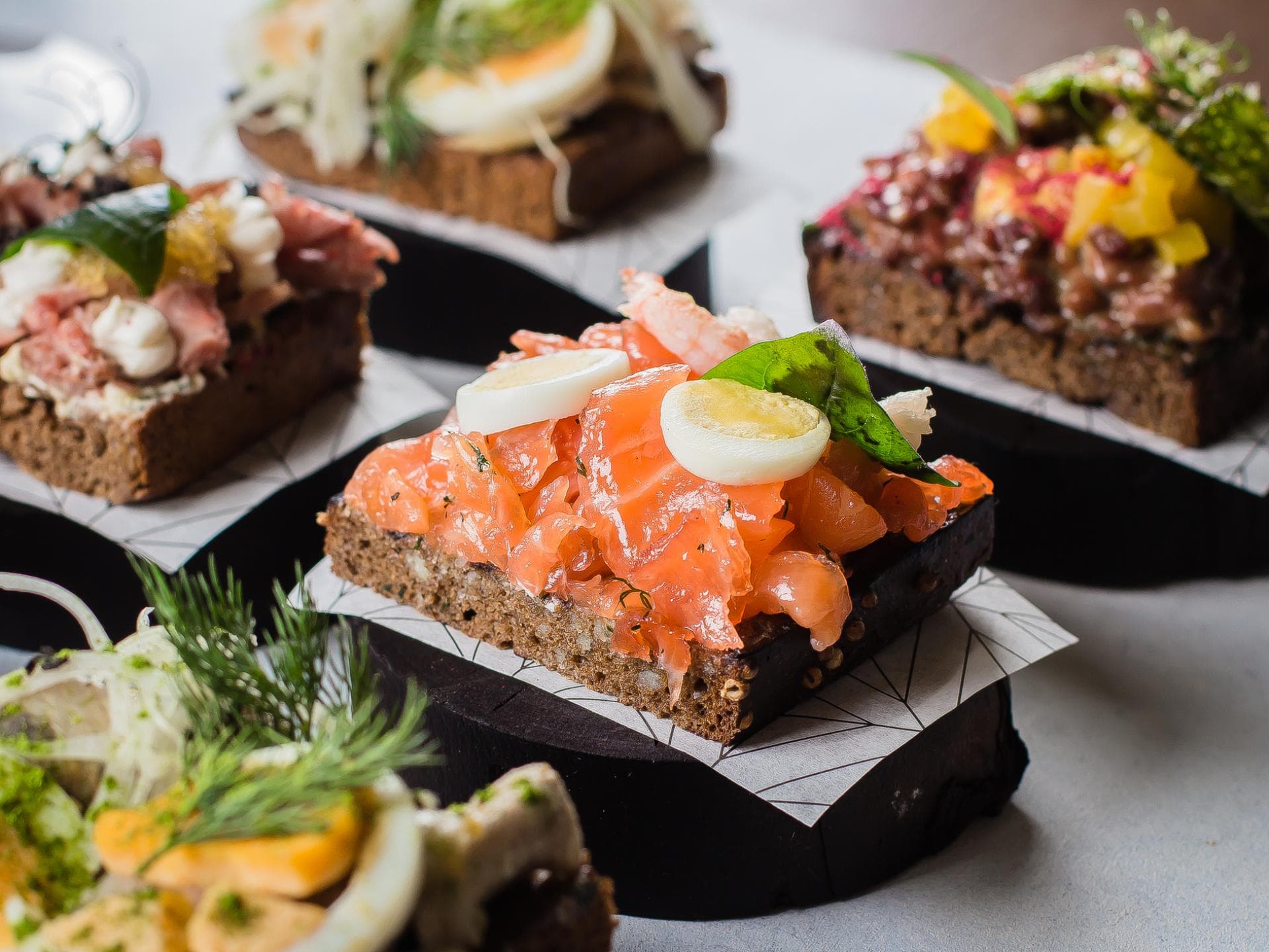 Smörrebrod mit Lachs und Ei 