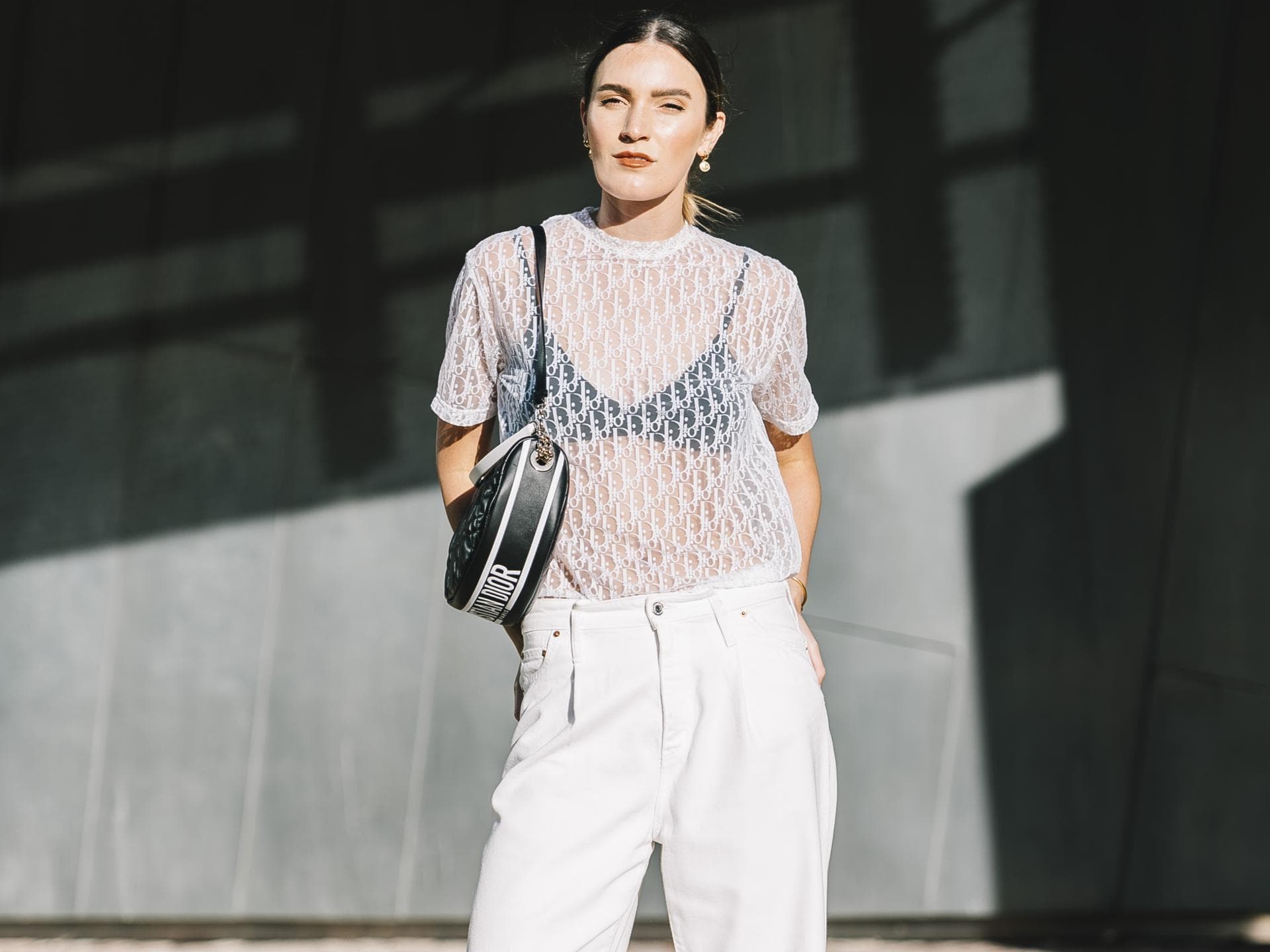 Frau trägt weiße Jeans im Streetstyle
