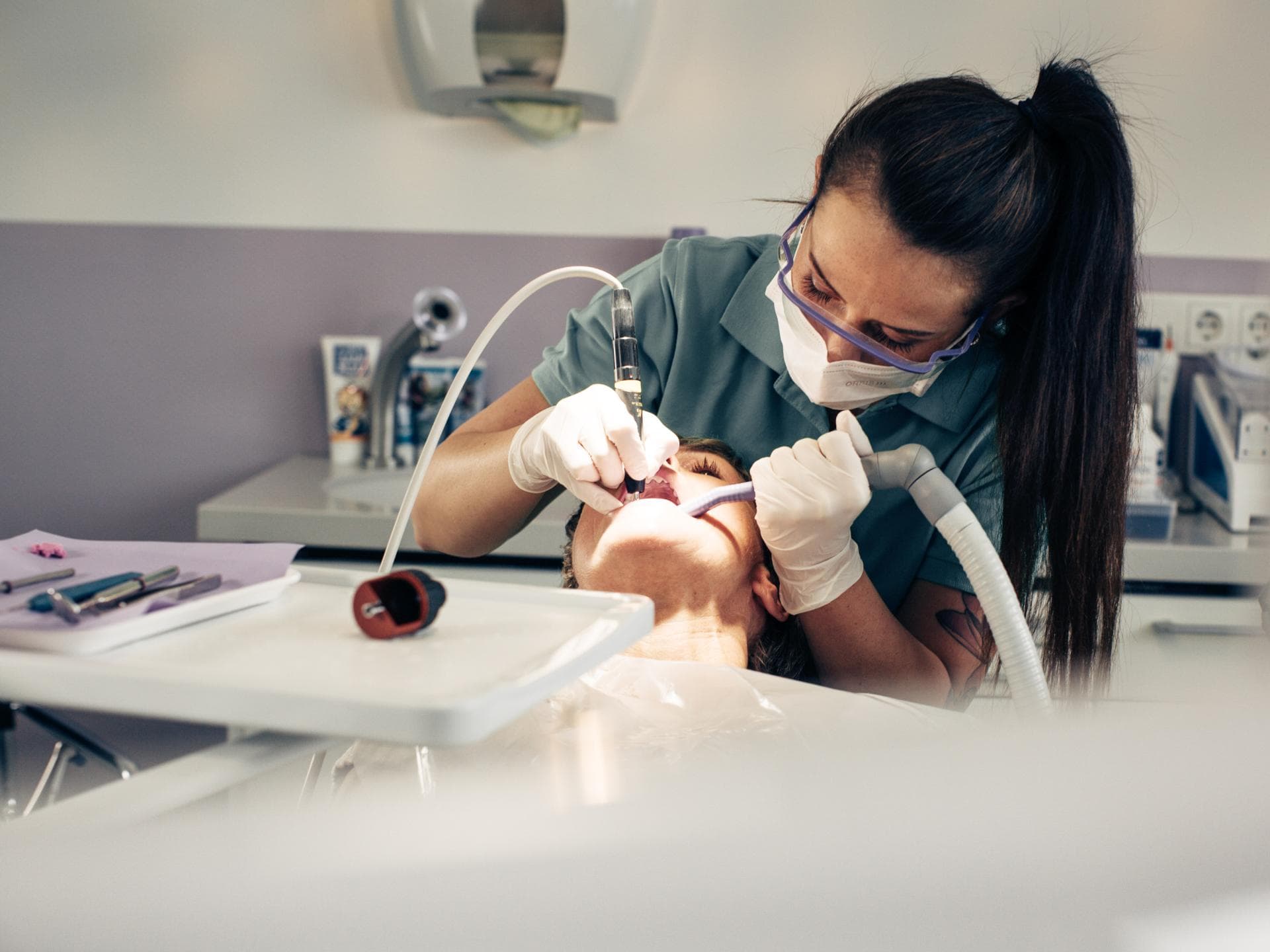 Zahnmedizinische:r Fachangestellte:r sind oft die ersten Ansprechpartner:innen für große und kleine Patient:innen, klären auf und beruhigen.