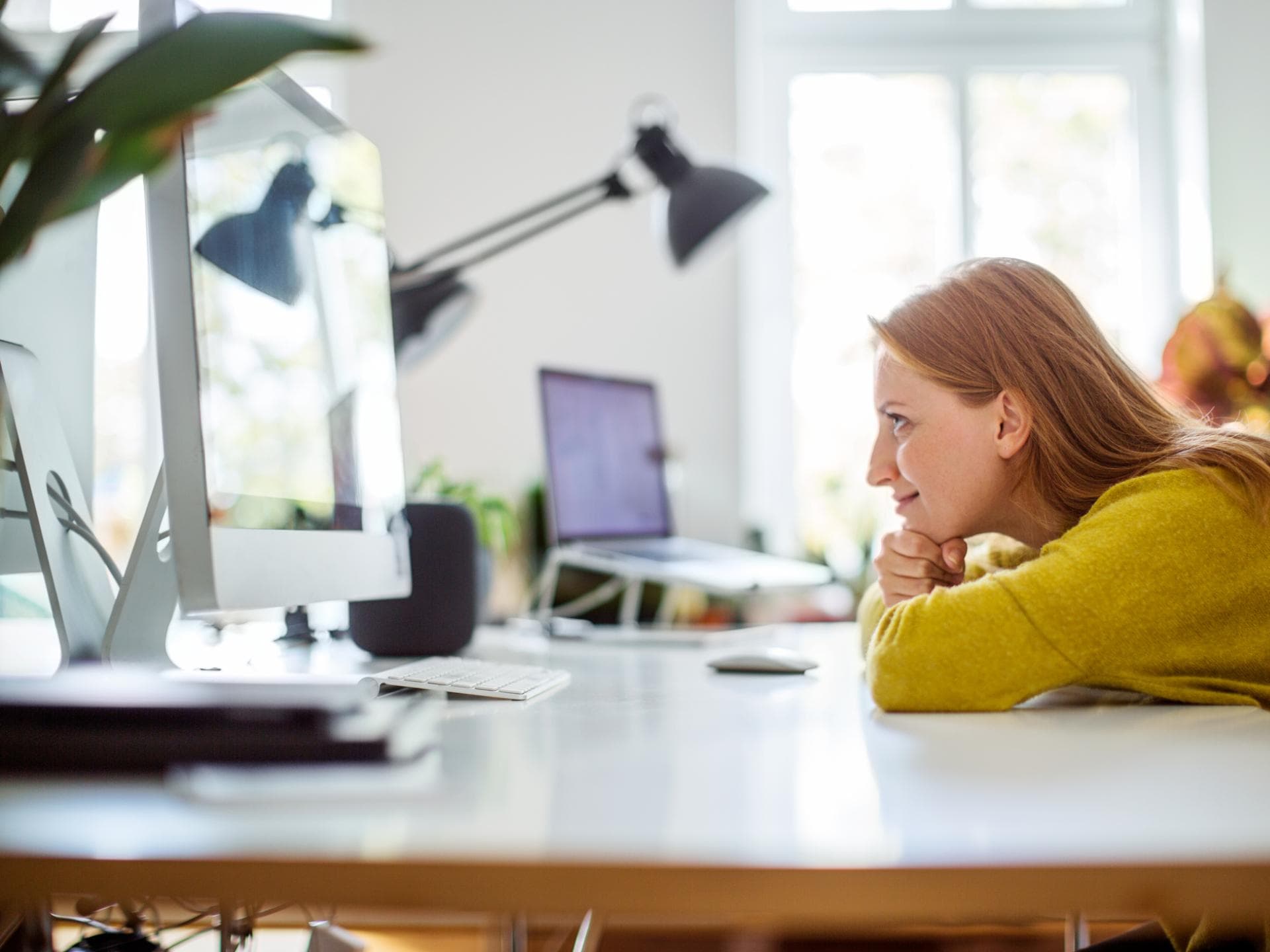 Frau am Schreibtisch im Büro