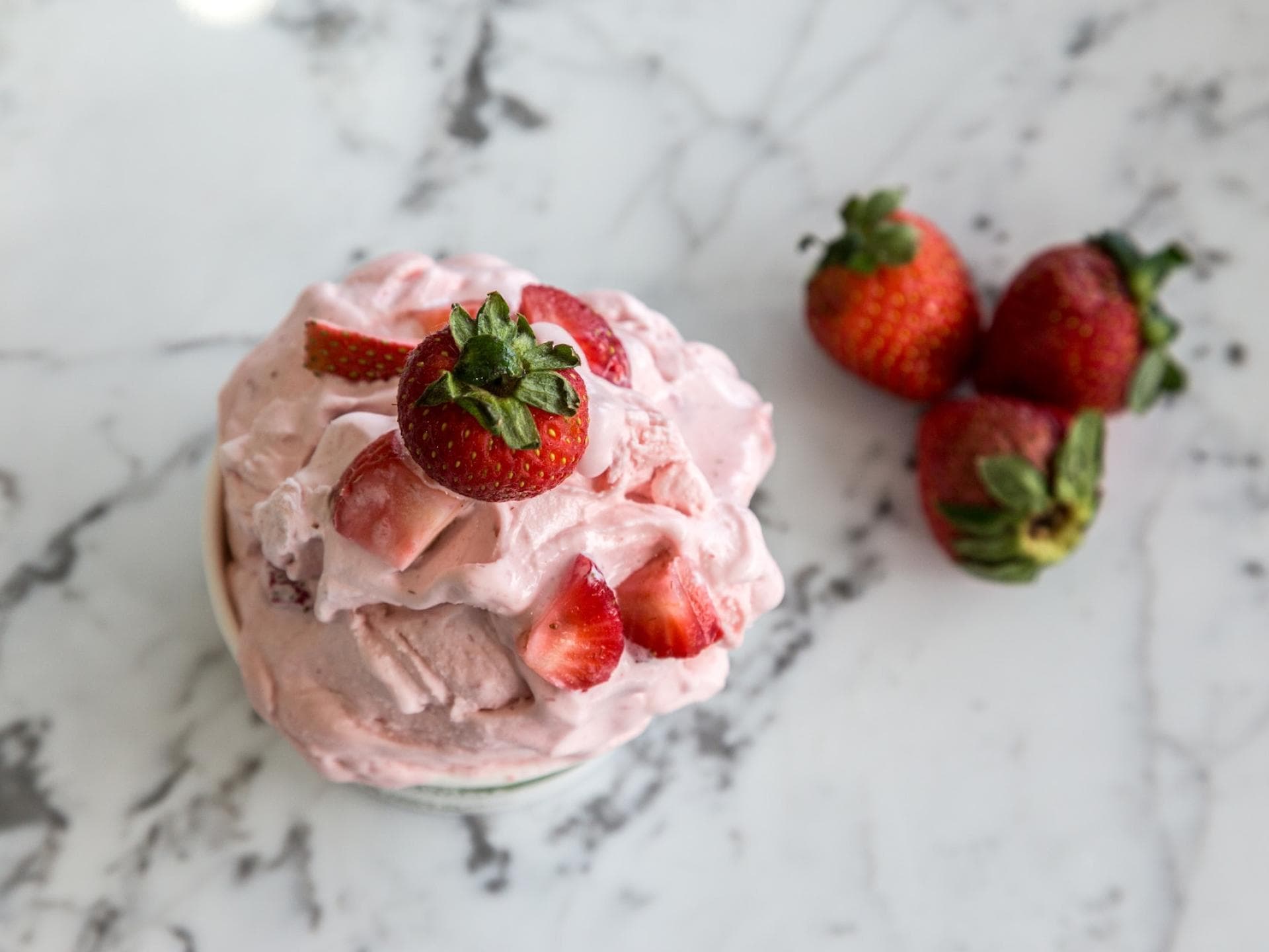 Erdbeereis mit Erdbeeren
