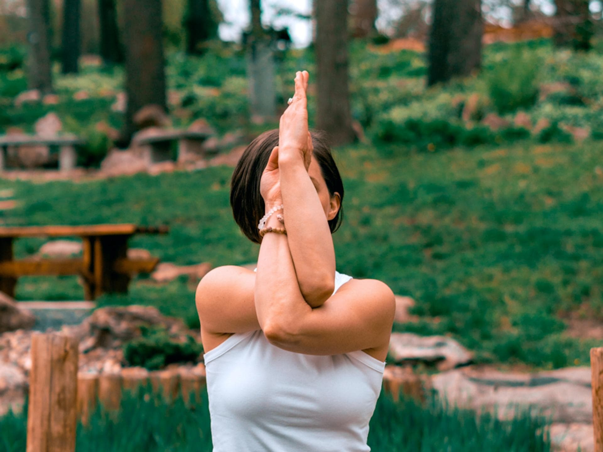 Frau mach Yoga im Grünen