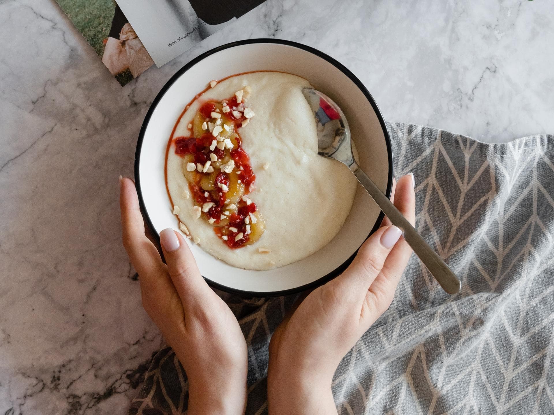 Frühstücks-Bowl mit Früchten und Nüssen.