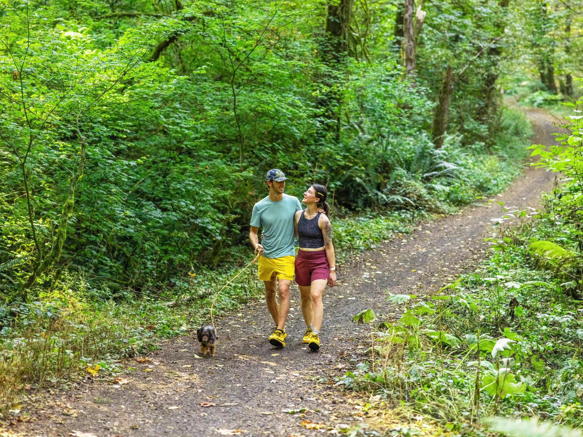 WK400 Keen Outdoor Schuhe beim Spaziergang im Wald