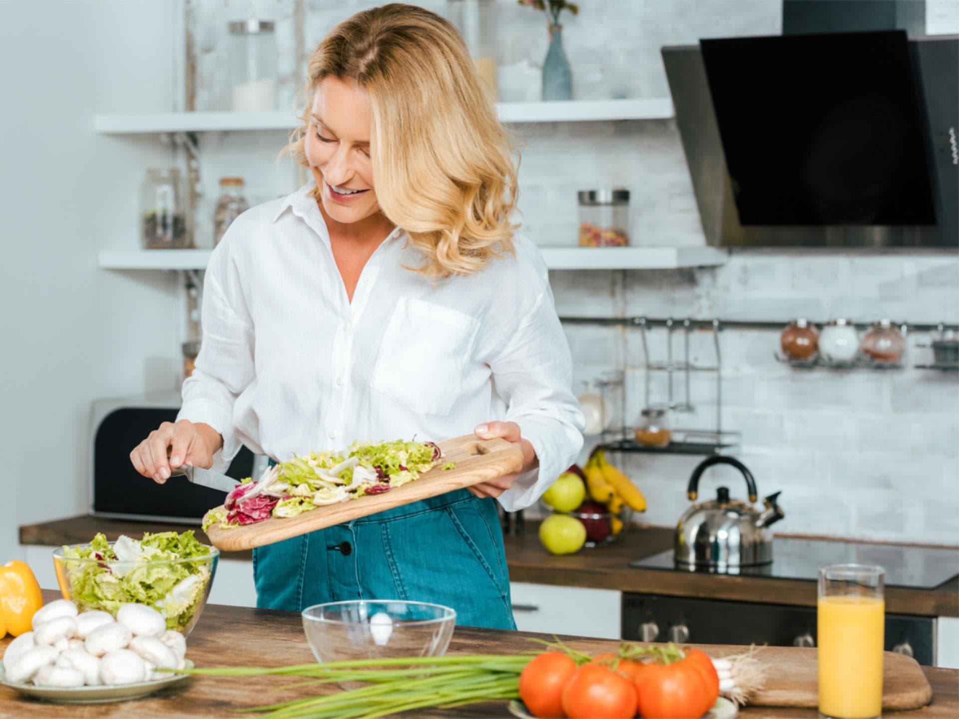 Frau bereitet gesundes Abendessen vor