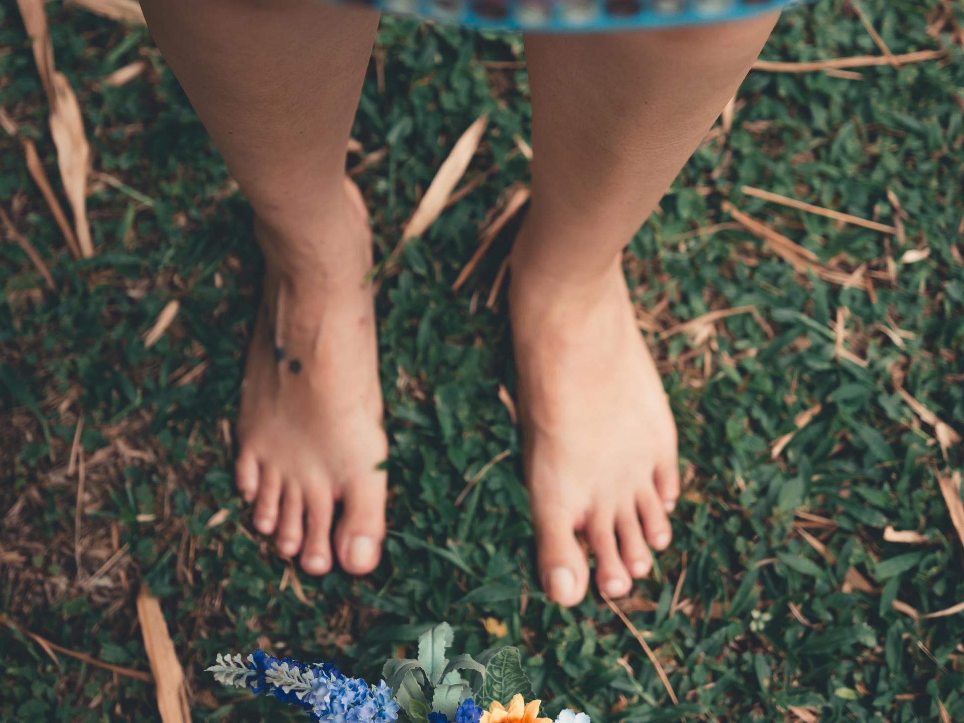 Barfuß rückwärtslaufen auf der Erde