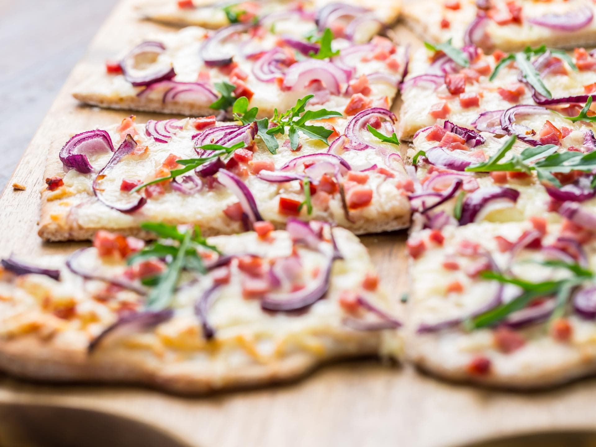 Schüttelpizza mit Käse, Speck und Zwiebeln