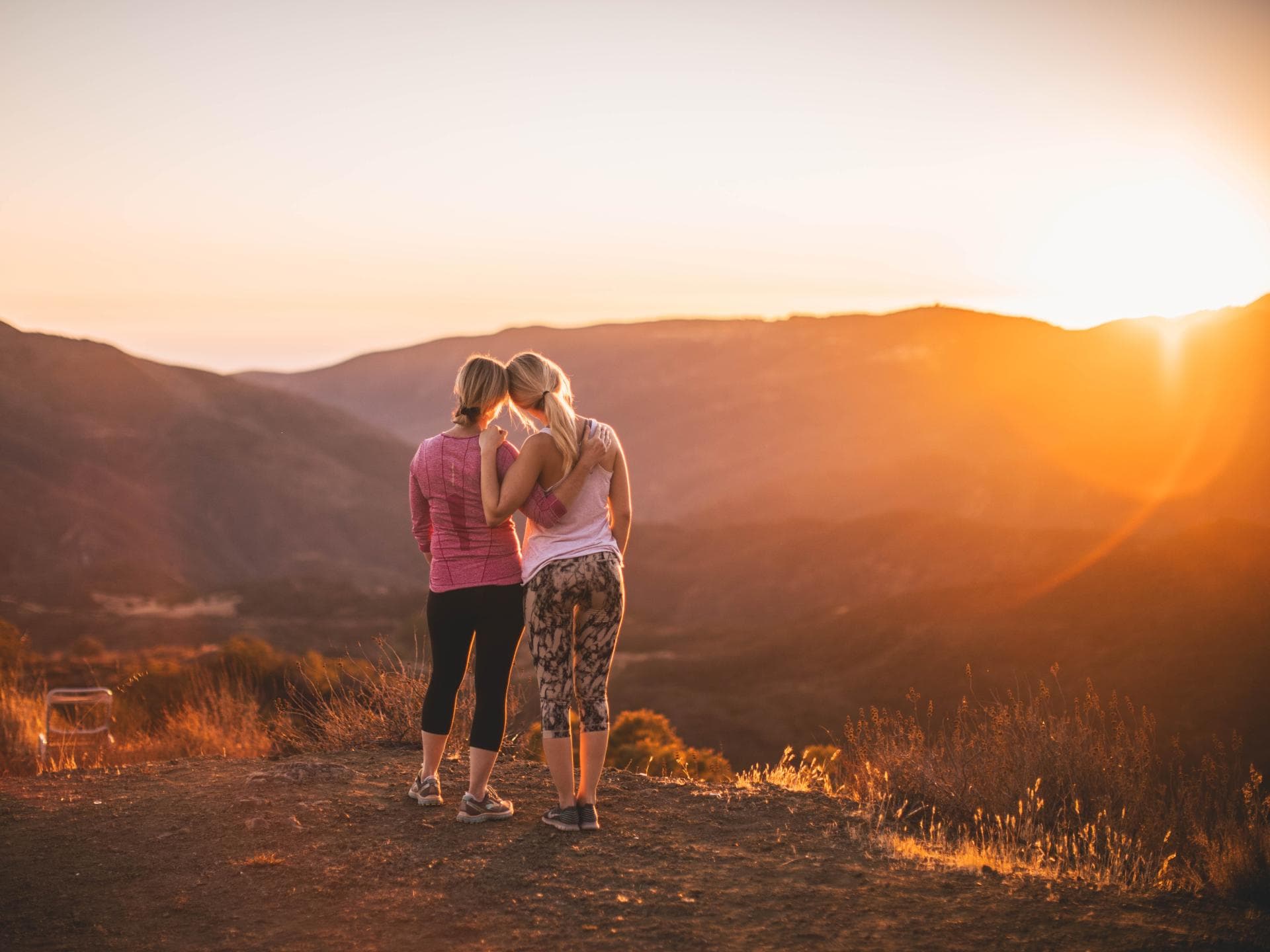Zwei Frauen vor dem Sonnenuntergang beim Lauftraining