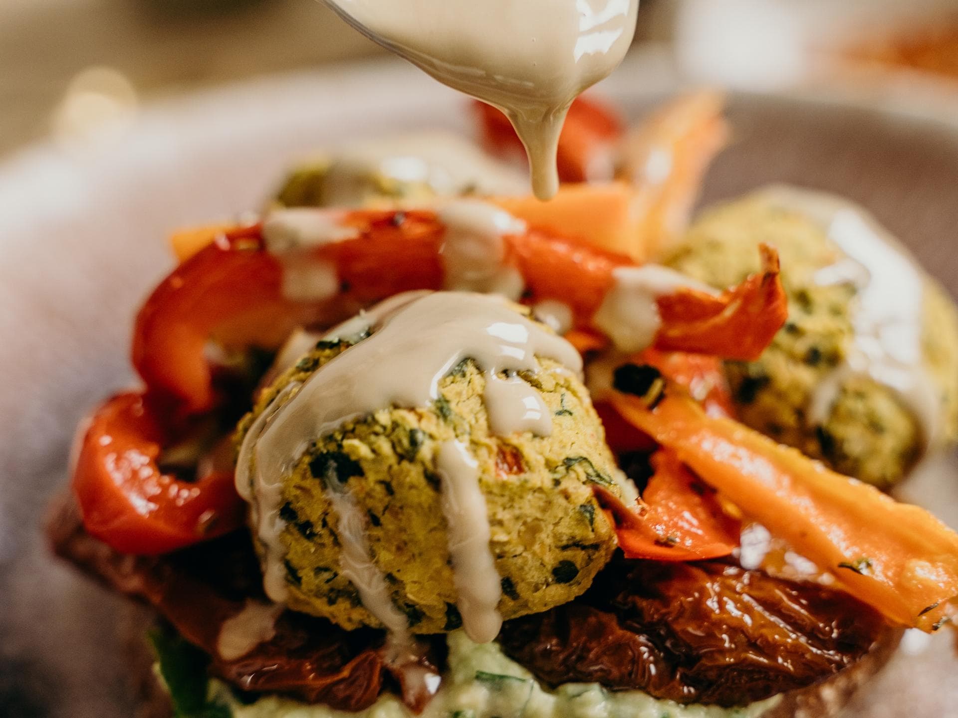 Tahini auf Falafel 