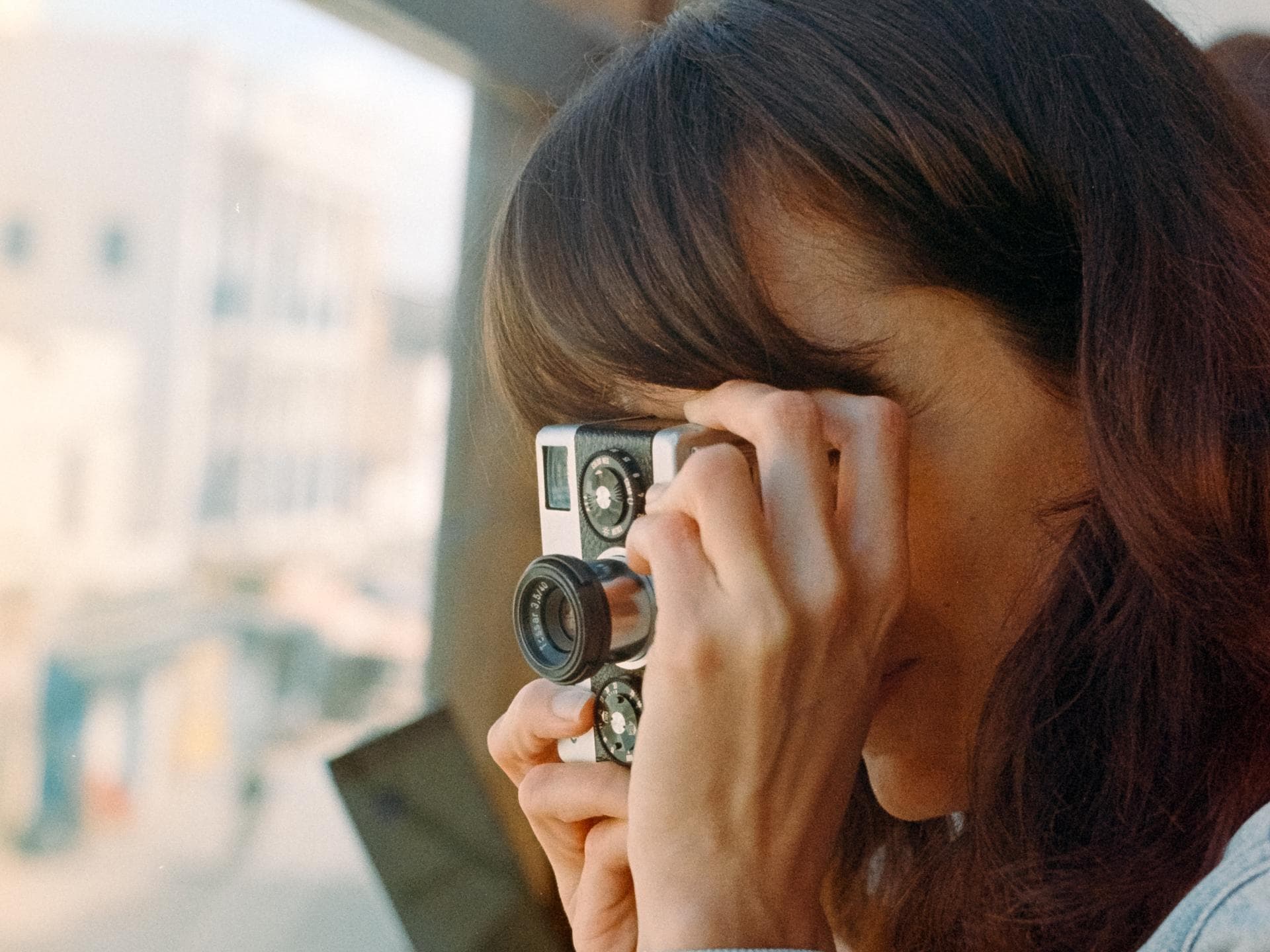 Frau am Sightseeing mit Kamera