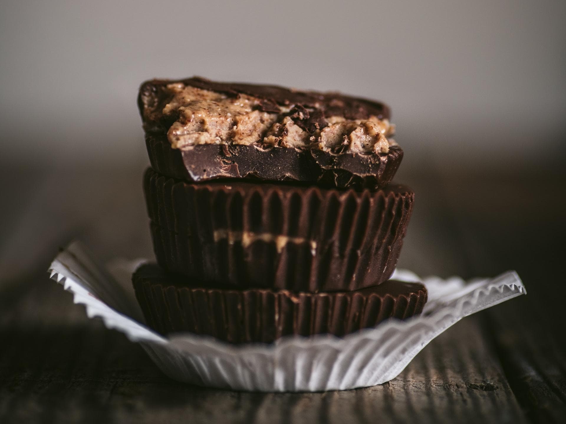 Erdnussbuttercups mit Schokolade können Sie auch zuckerfrei zubereiten. Erdnussbuttercups mit Schokolade