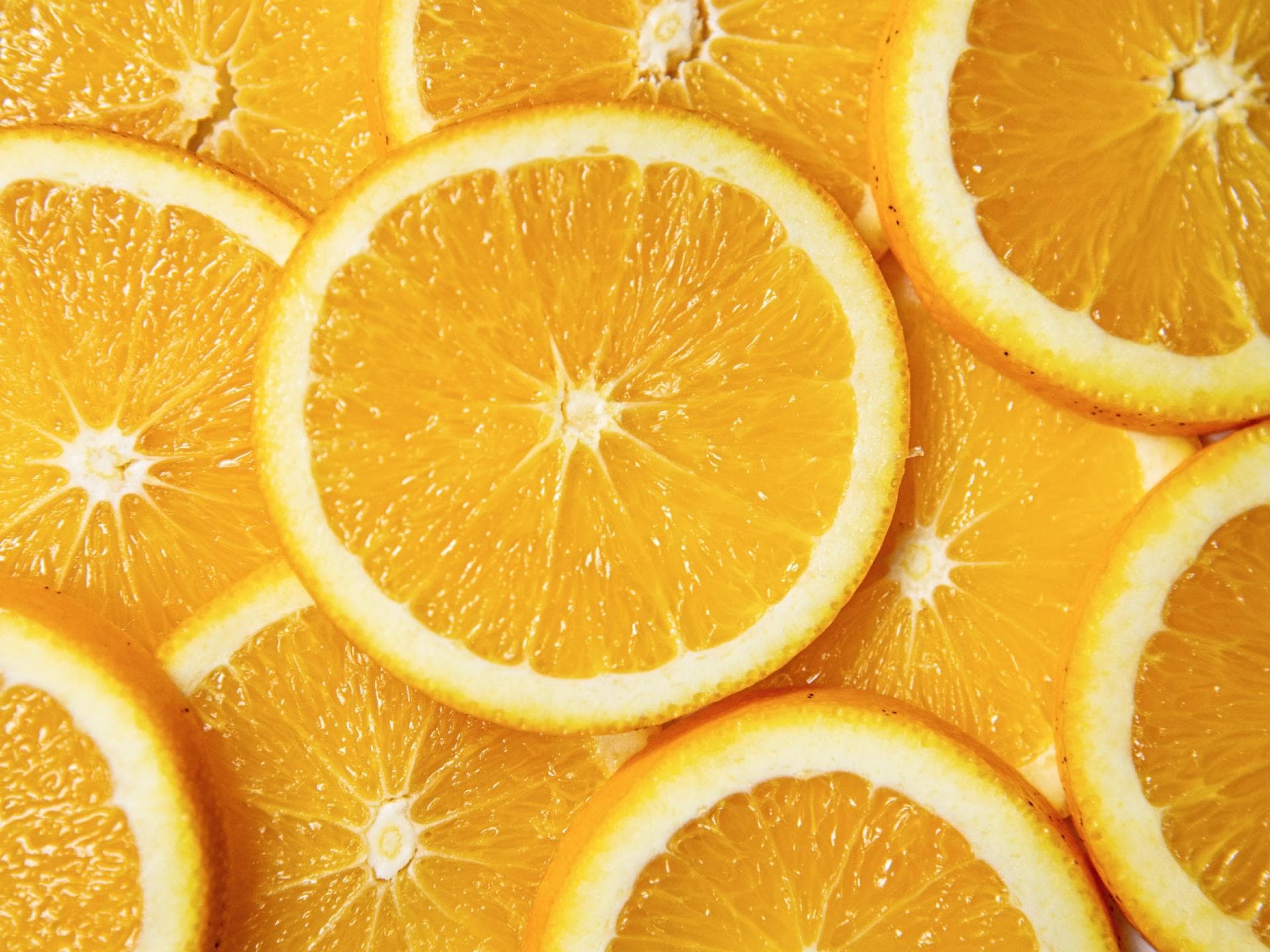 Mehrere Orangenscheiben.