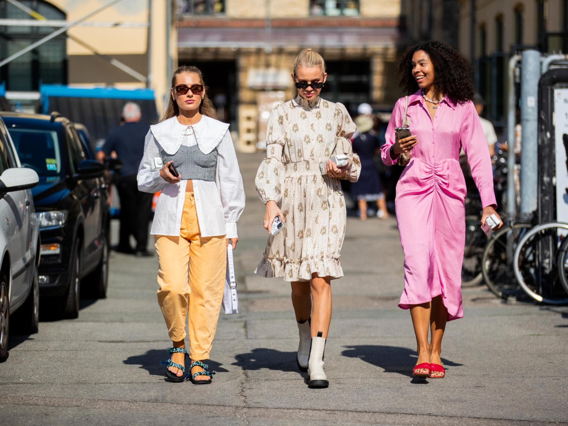 Drei Frauen im sommerlichen Streetstyle Drei Frauen im sommerlichen Streetstyle