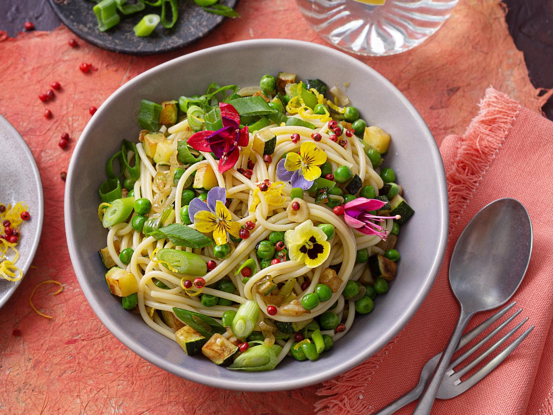 Sommerliches Pasta-Rezept: Spaghetti mit Zitrone und Erbsen