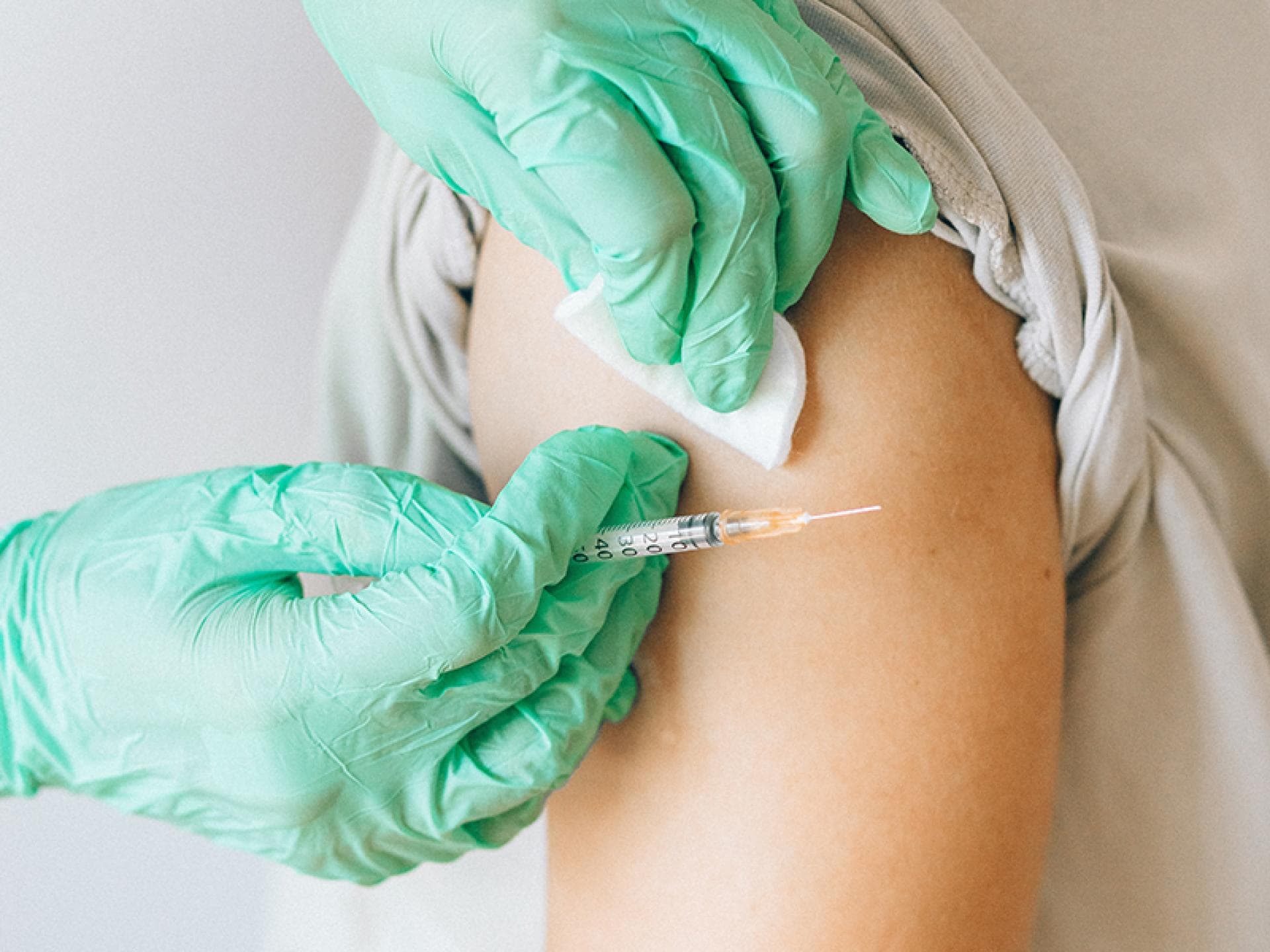 Impfung gegen HPV Impfung am Oberarm eines Menschen