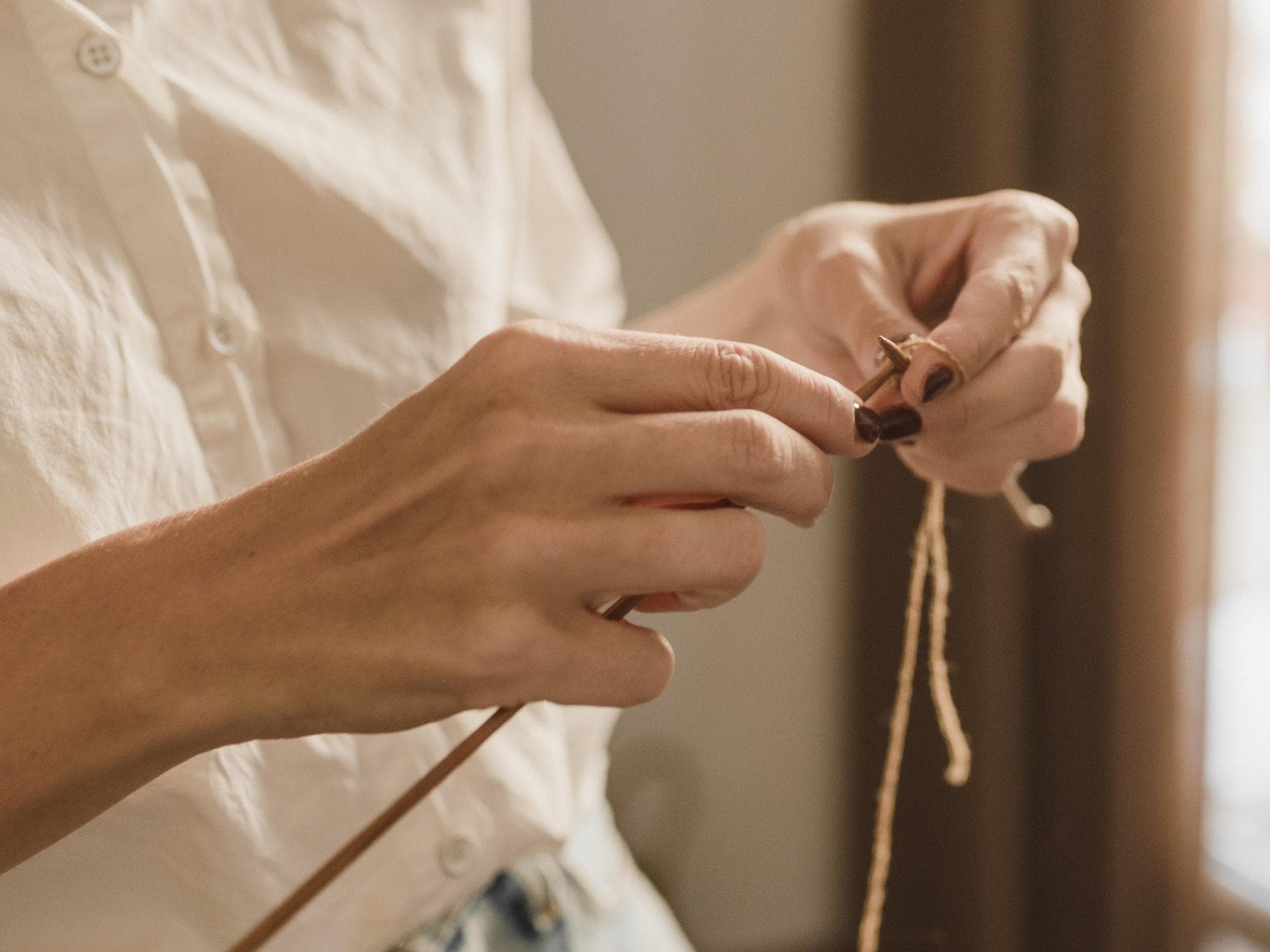 Frau mit Stricknadeln