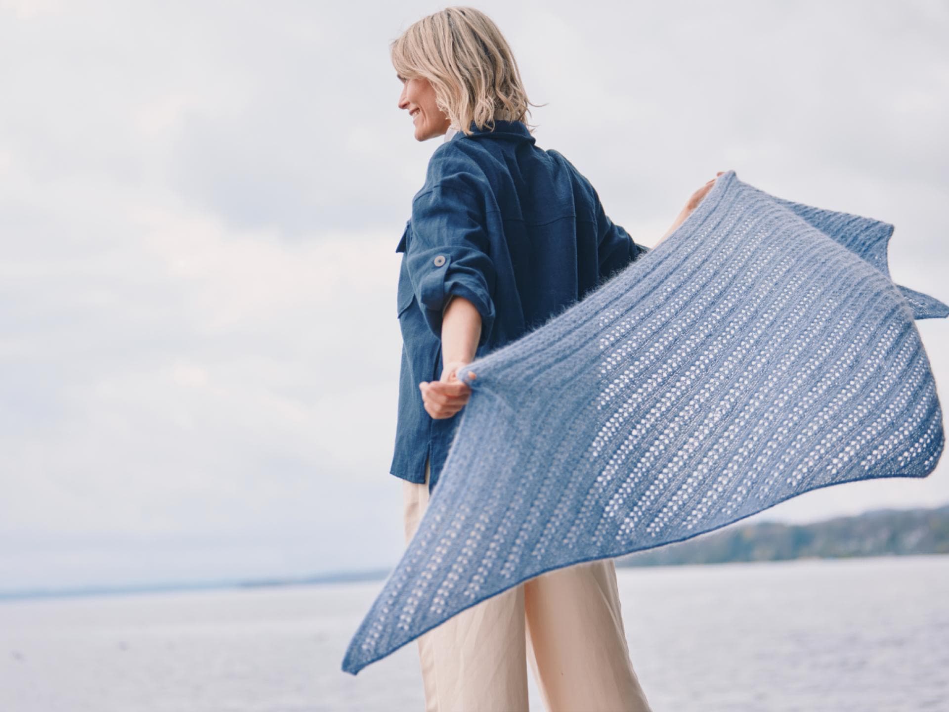 Strickanleitung für das luftige Sommertuch von Lana Grossa Model mit luftigem Sommertuch von Lana Grossa