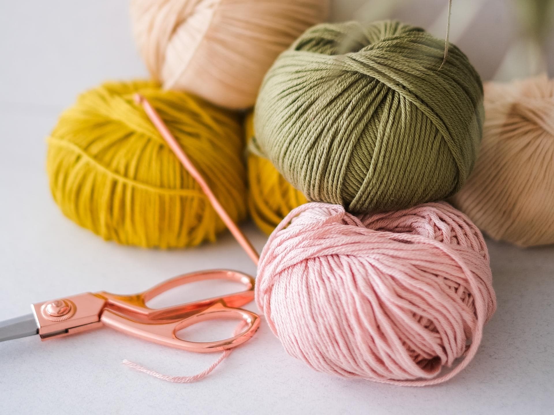 Wolle zum Stricken eines Zopfpullovers