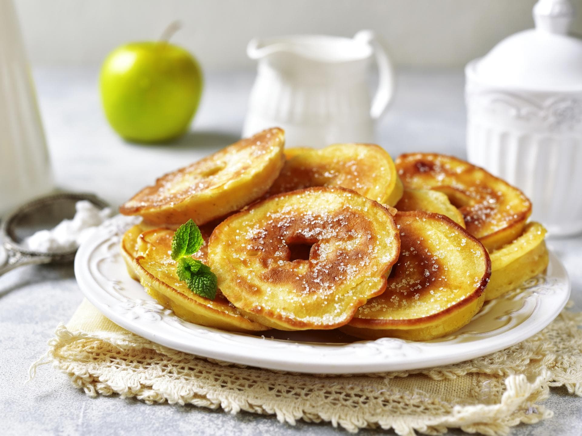 Pfannkuchen mit Apfel auf einem Teller