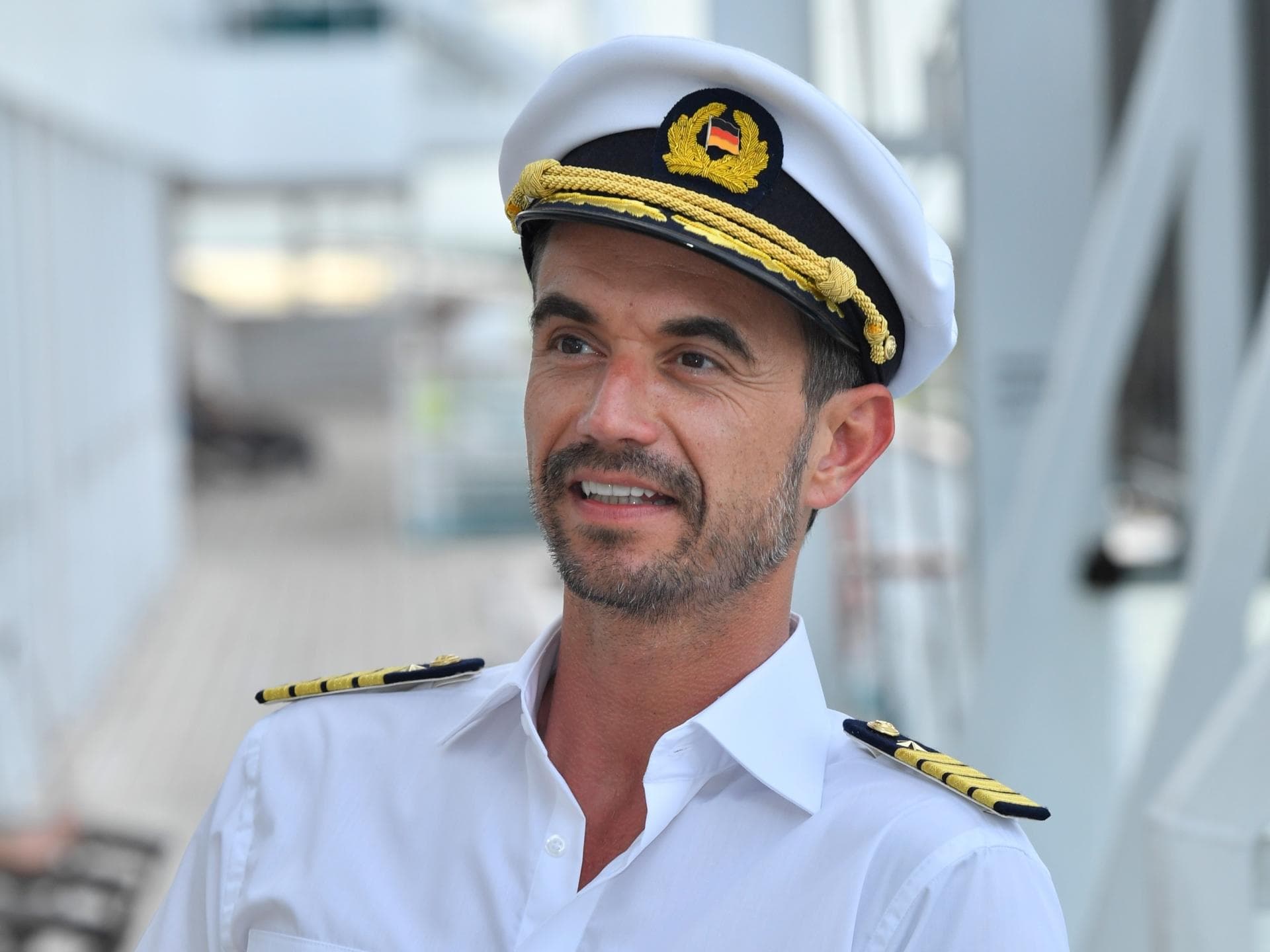 Florian Silbereisen als "Traumschiff"-Kapitän Max Parger. Florian Silbereisen als "Traumschiff"-Kapitän Max Parger.