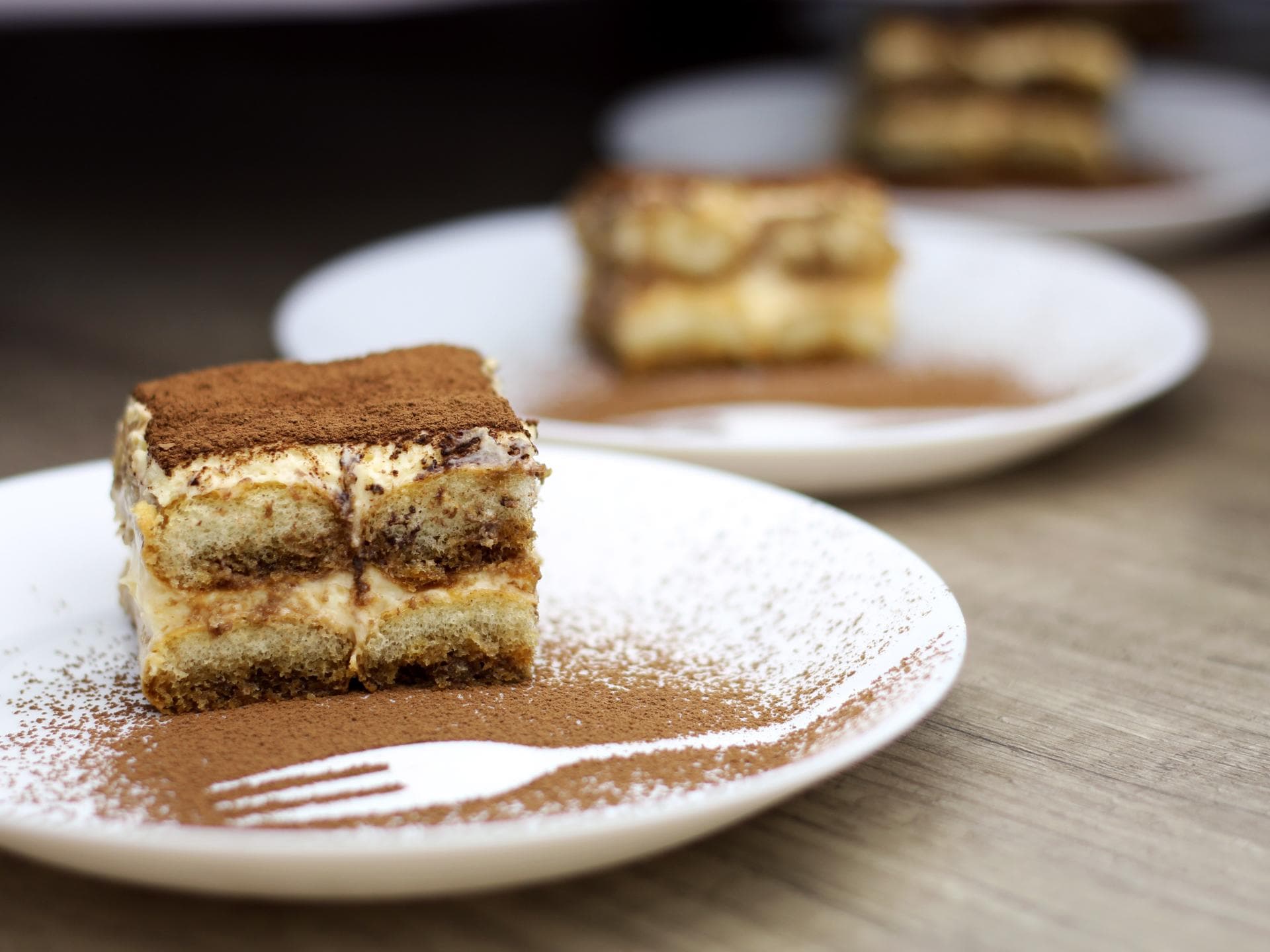 Tiramisu ohne Eier auf Tellern angerichtet 