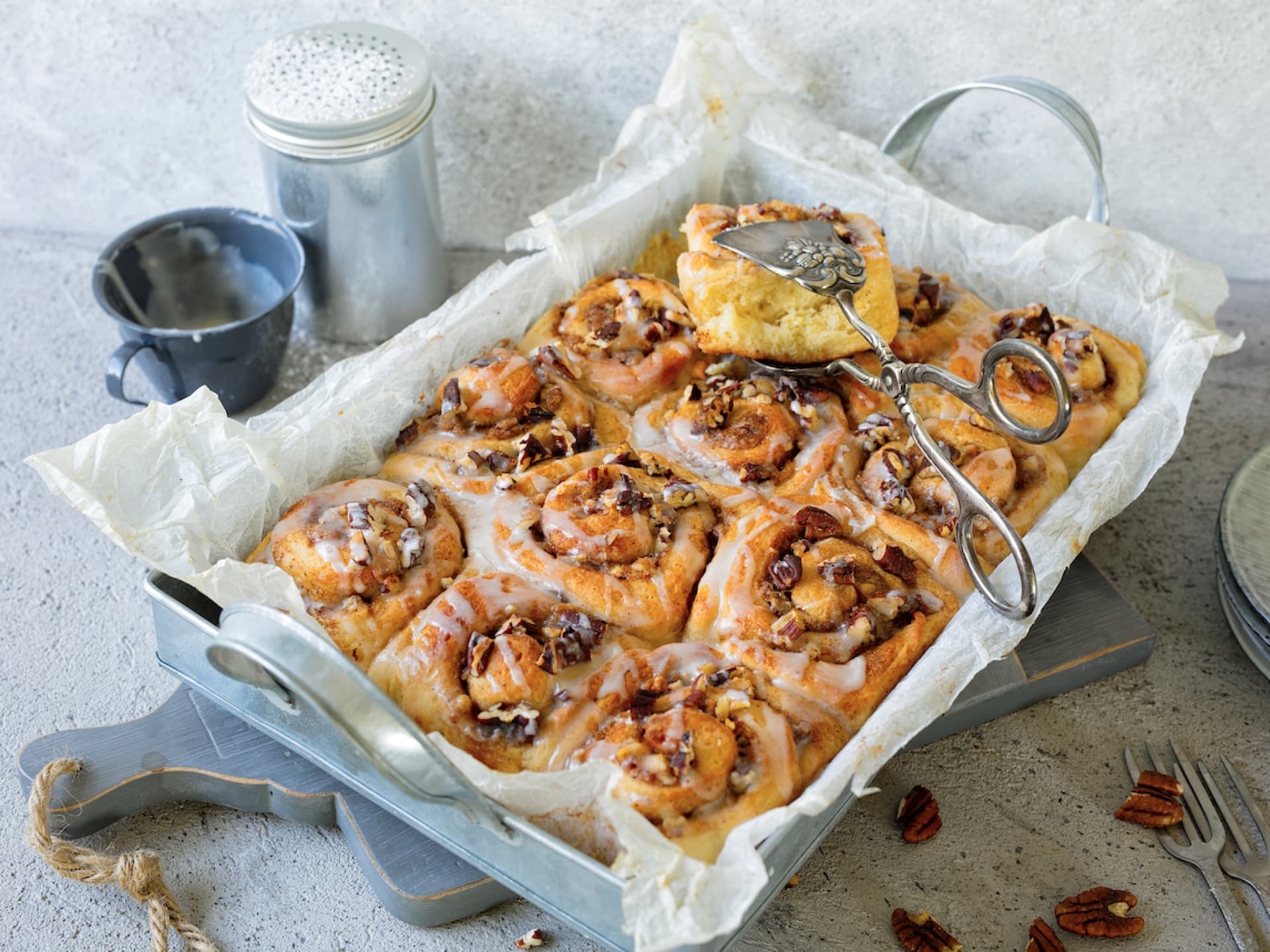 Saftige Zimtschnecken mit Pecannüssen.