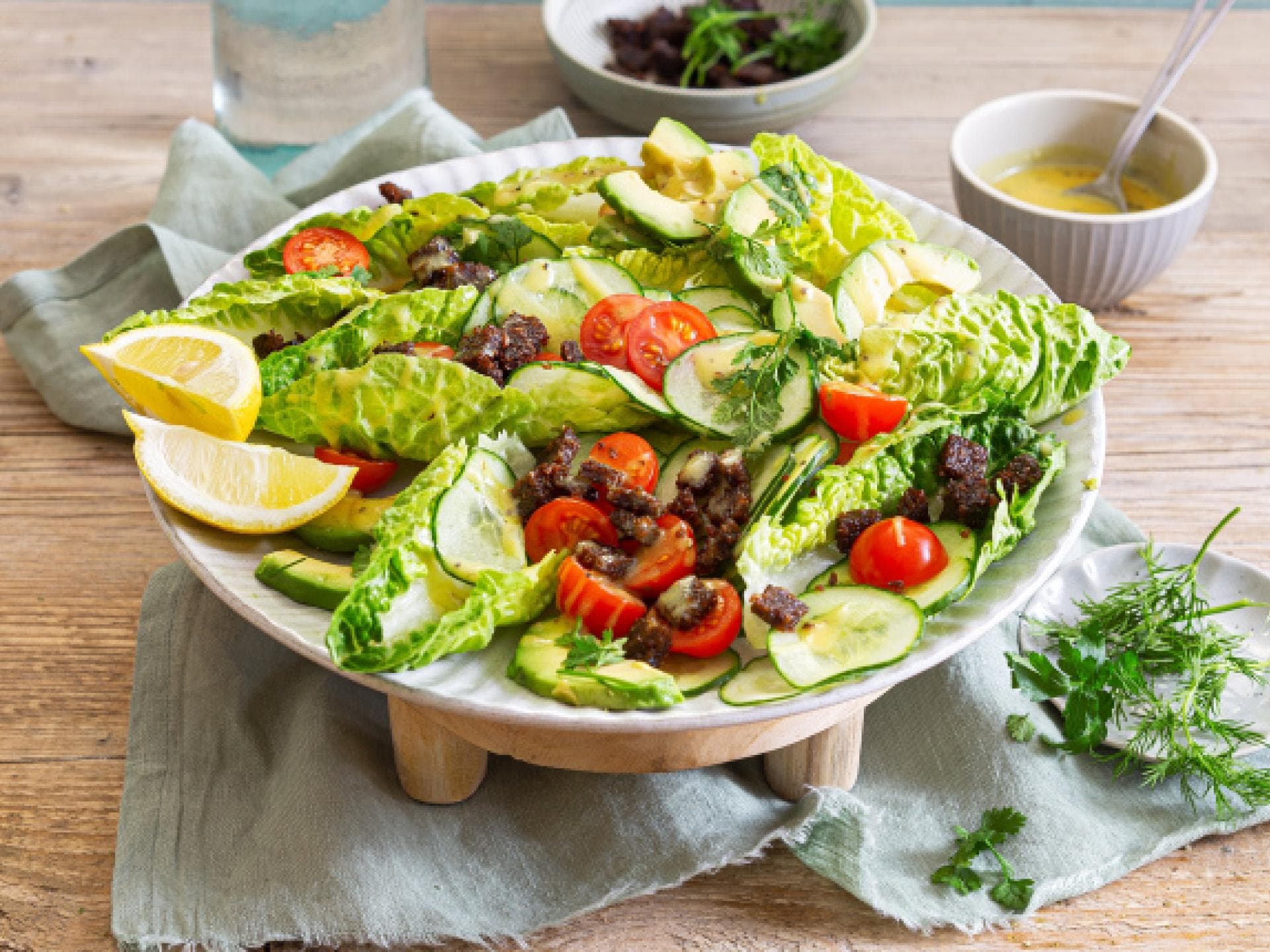 Caesar Salad auf einem großen Teller