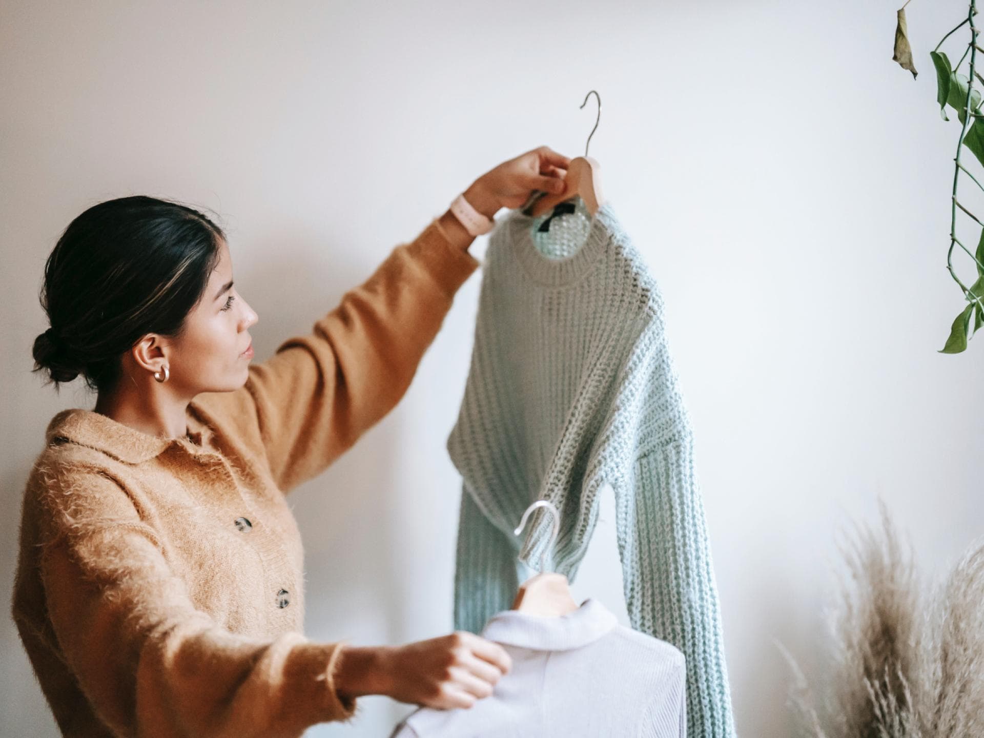 Frau mit Wollpullover