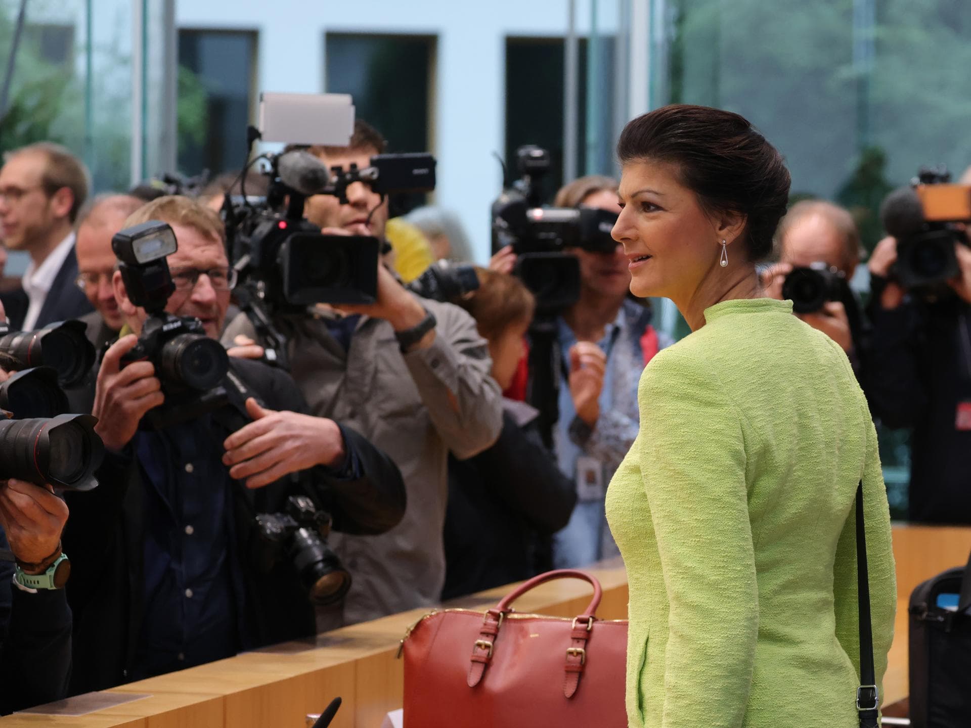 Sahra Wagenknecht vor der Presse 