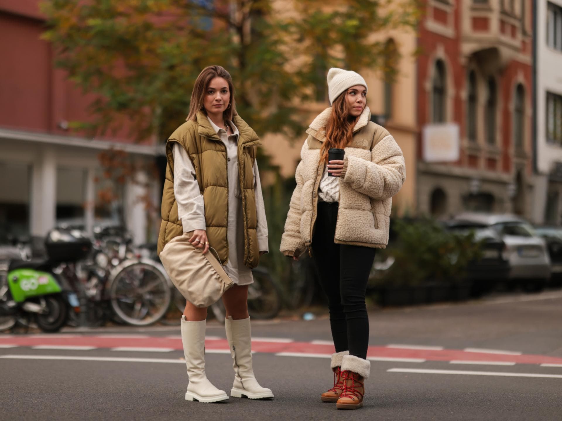 Frauen in lässigen Winter-Outfits. Frauen in lässigen Winter-Outfits.