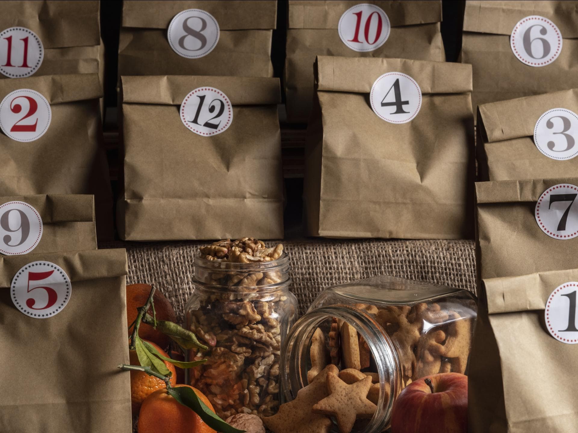 Ein Adventskalender mit Zahlenaufklebern kann selbst gebastelt werden Adventskalender mit Zahlenaufklebern