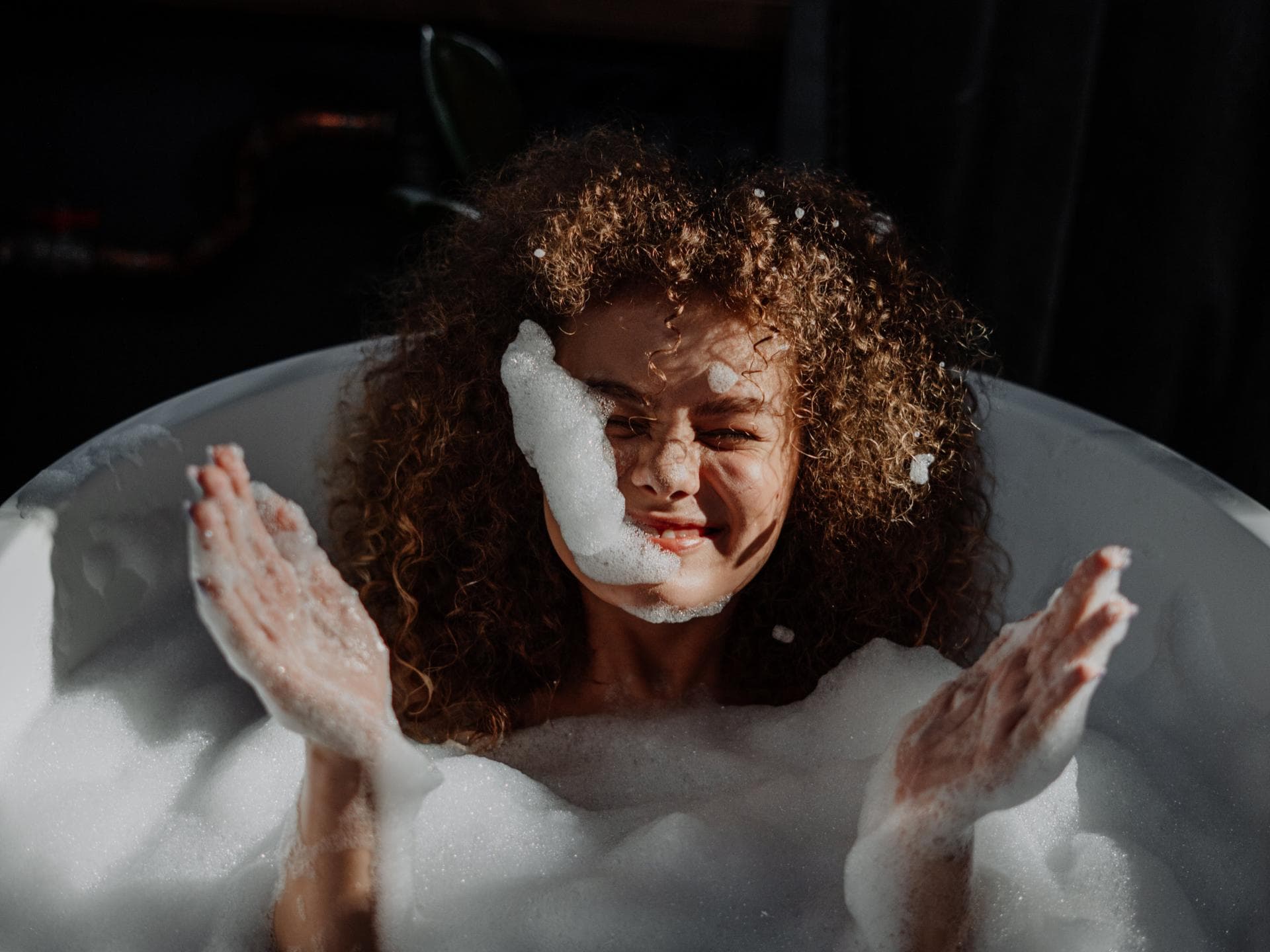 Badezusätze im Test von Öko-Test Frau badet