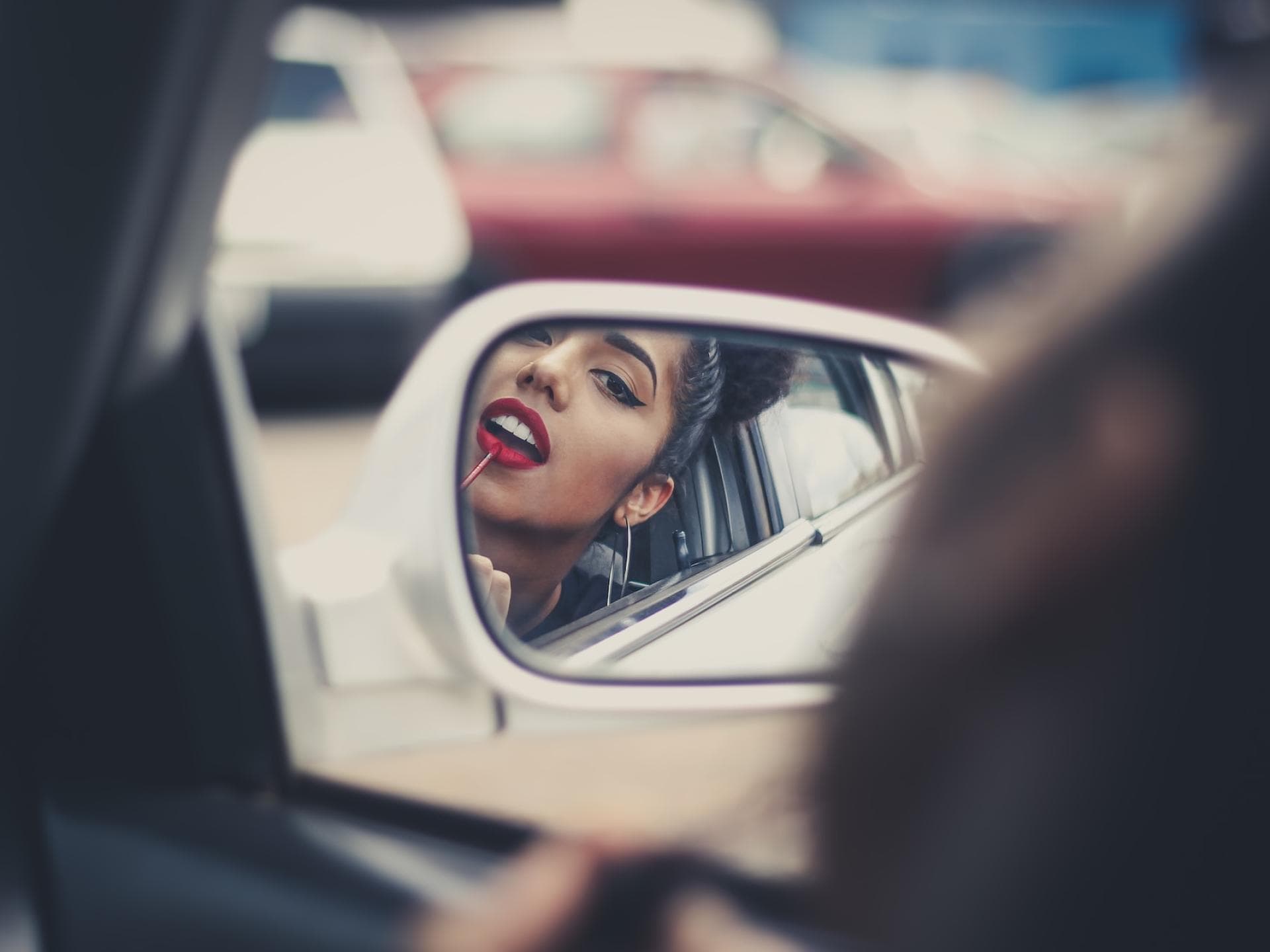 Berry Lips im Auto schminken