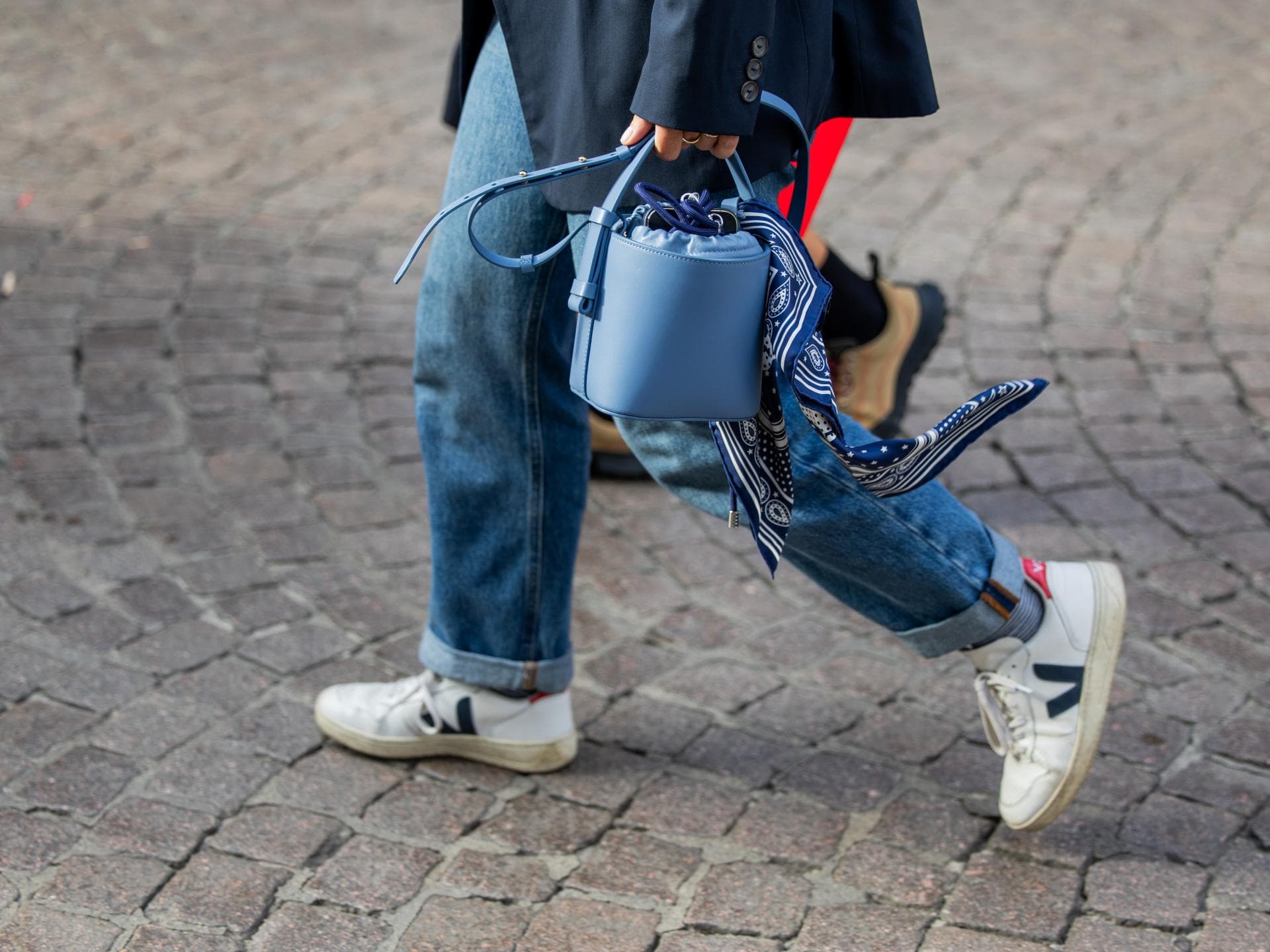 Frau im lässigen Streetstyle mit Bucket Bag. Frau im lässigen Streetstyle mit Bucket Bag.