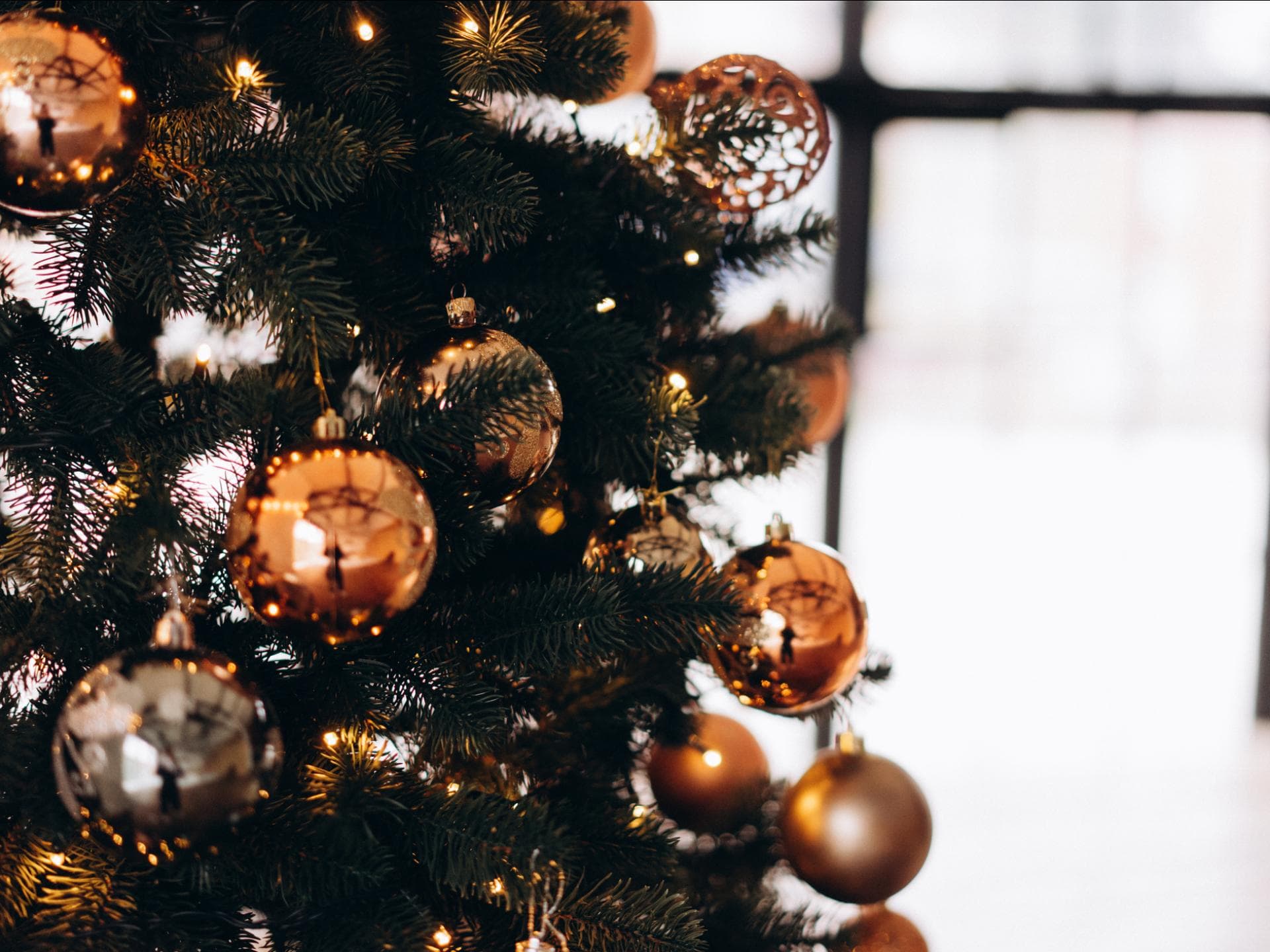 Weihnachtsbaum mit Christbaumschmuck 