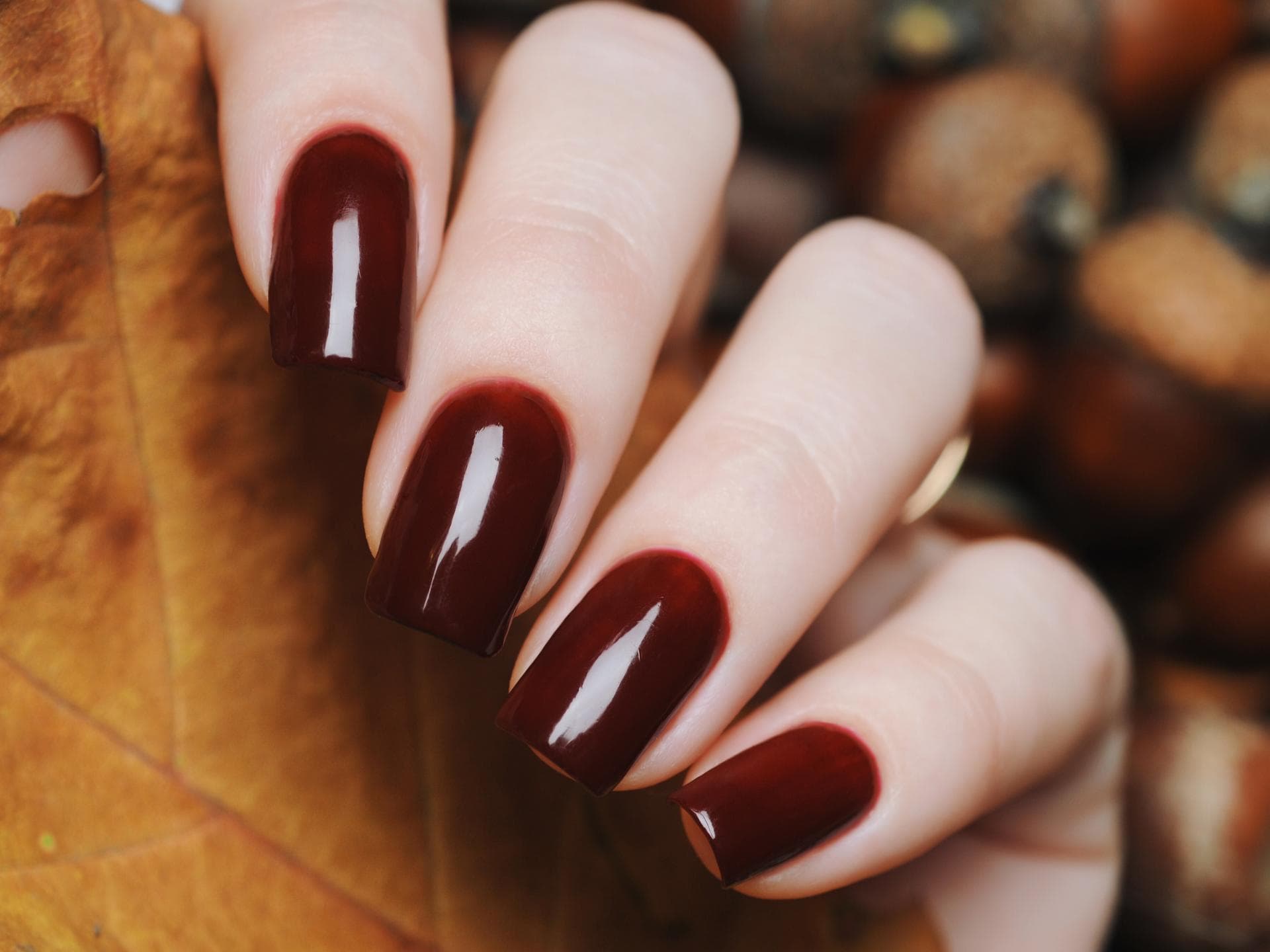 Dunkelbraune "Conker Nails".