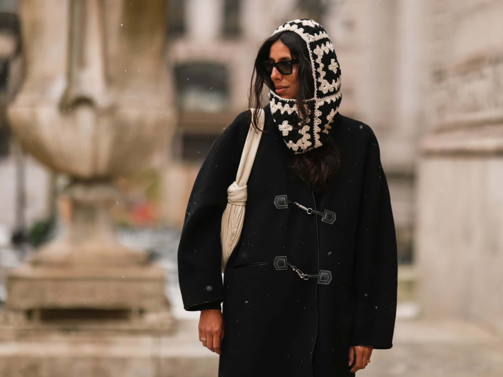 Frau mit Balaklava-Mütze