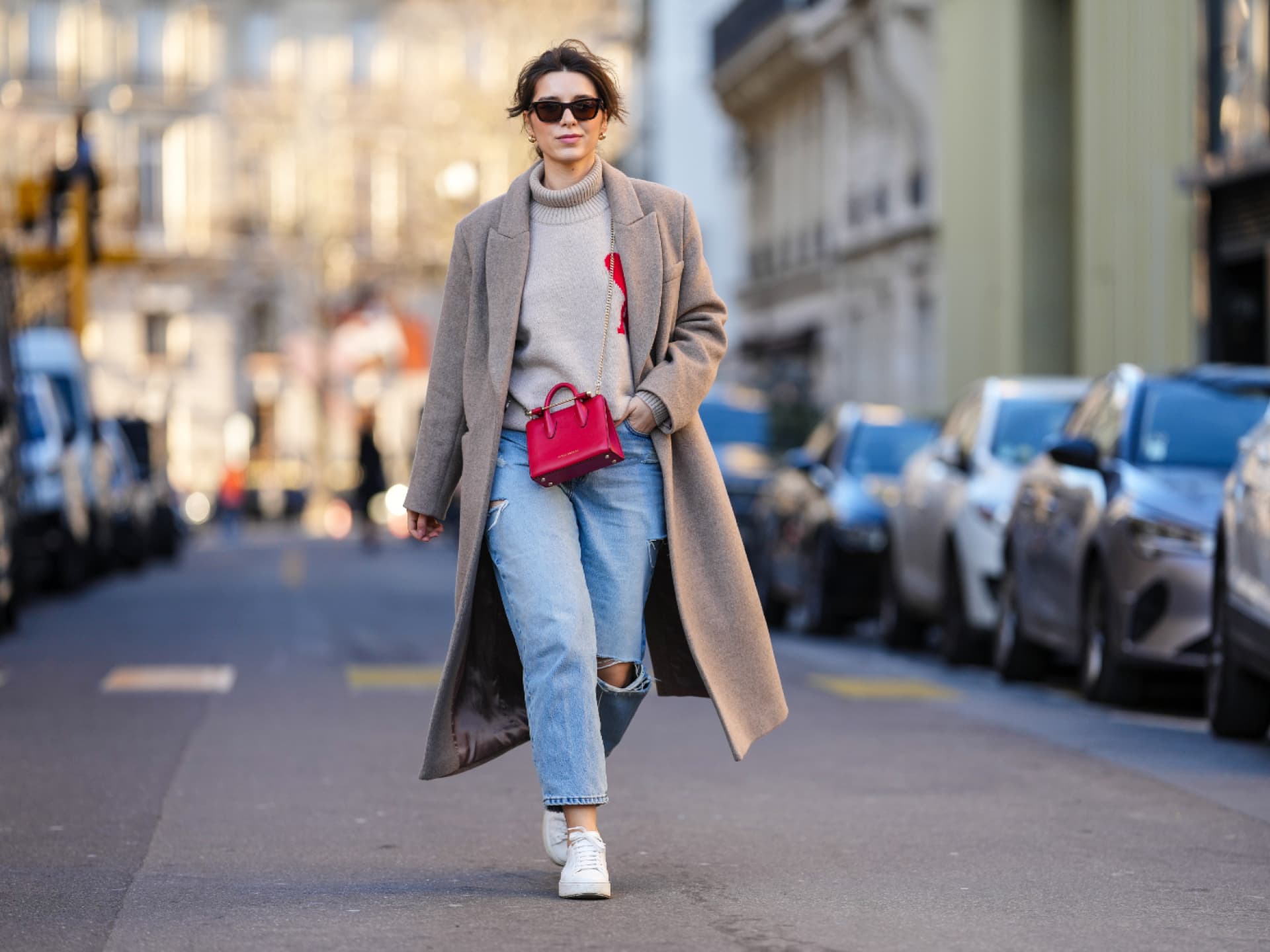 Frau im Winterlook mit Mantel und Sneakers