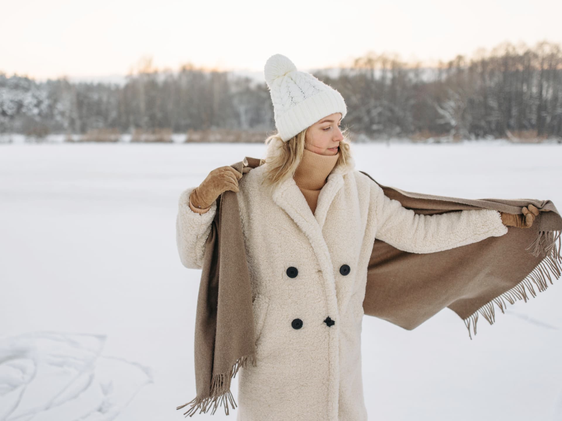 Frau mit Pudelmütze im Schnee