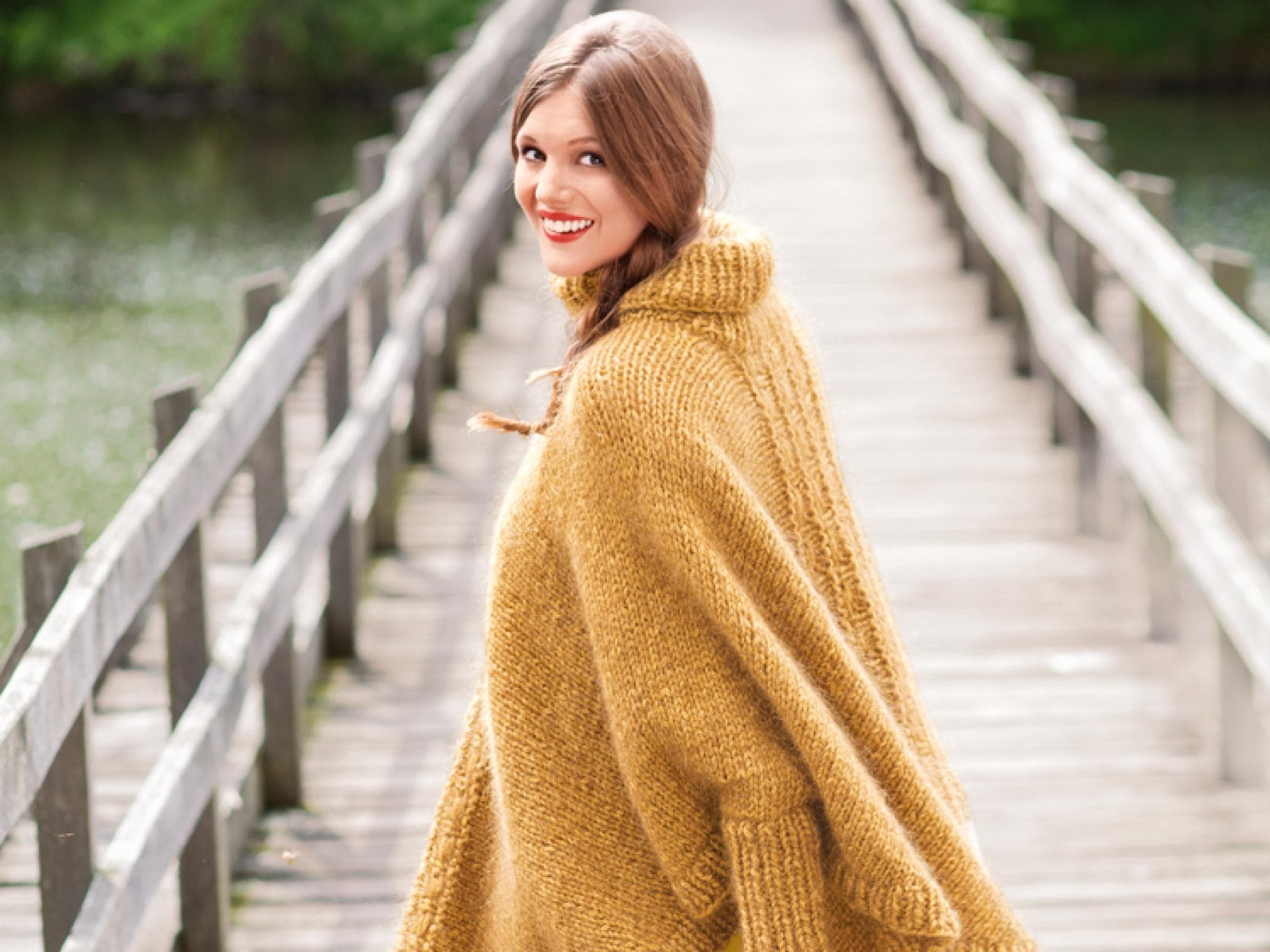 Poncho stricken Anleitung kostenlos - Model in gelben Rollkragen-Poncho