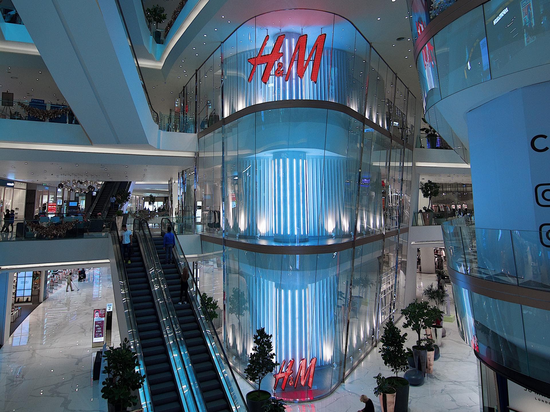 Bei H&M shoppen wir die heißesten Trends für jede Saison H&M Store in einer Einkaufspassage