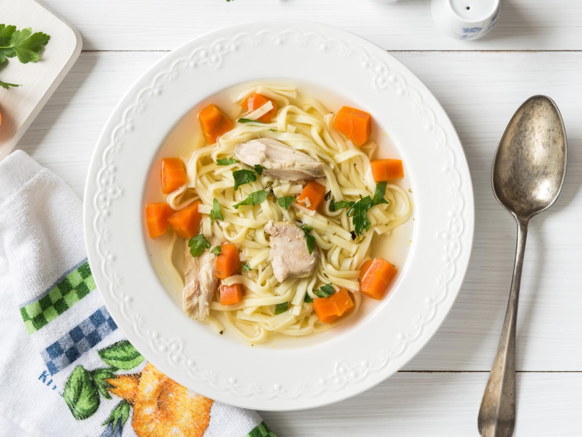 Klassische Hühnersuppe mit Nudeln