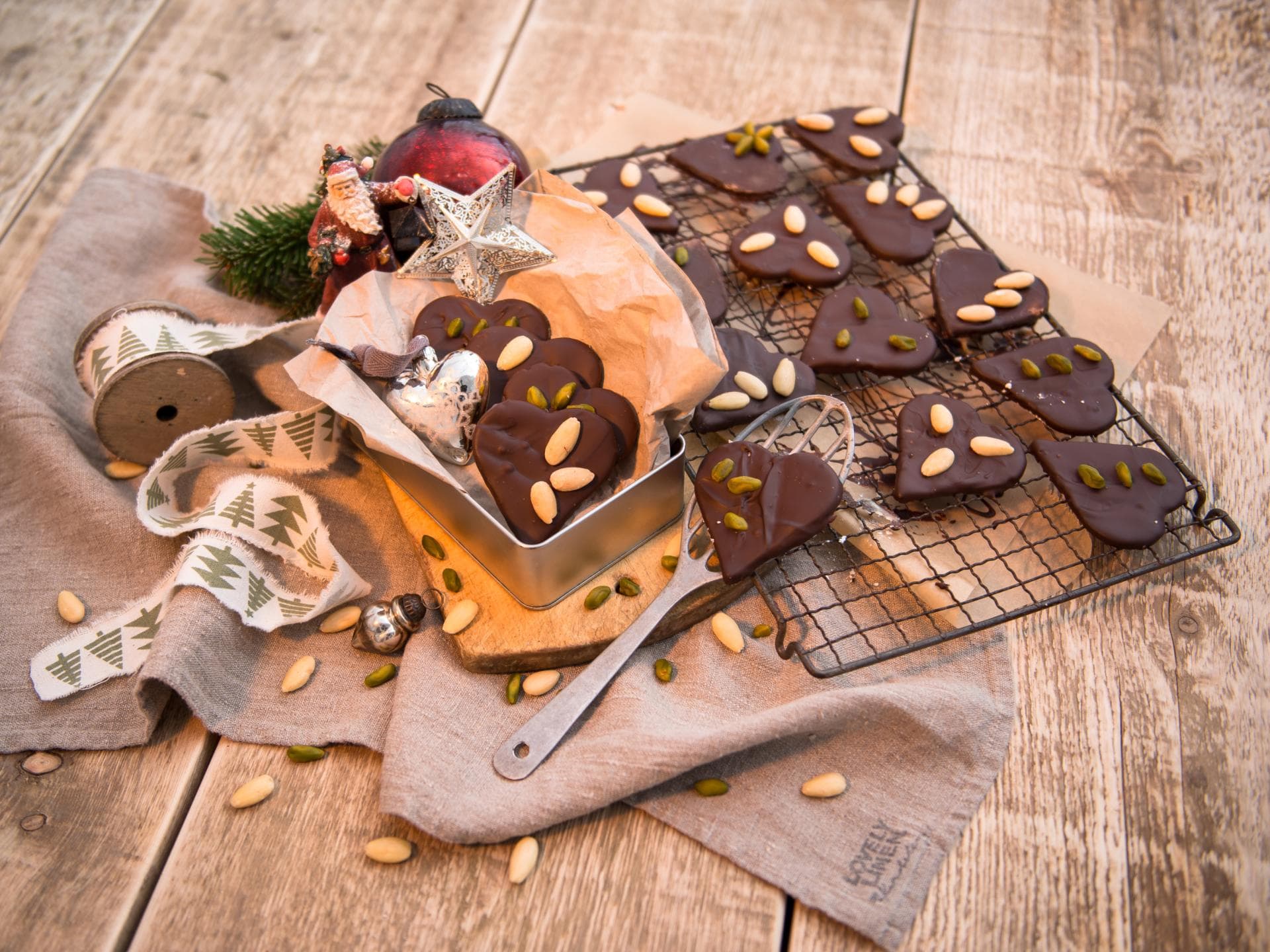 Marzipan-Herzen mit Schokoladenüberzug Marzipan-Herzen mit Schokoladenüberzug