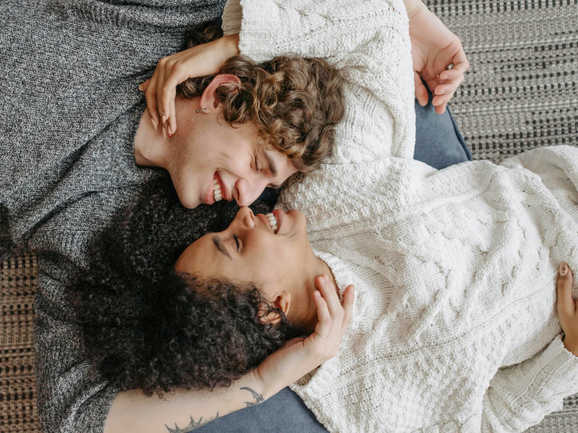 Mann und Frau in Strickpullovern