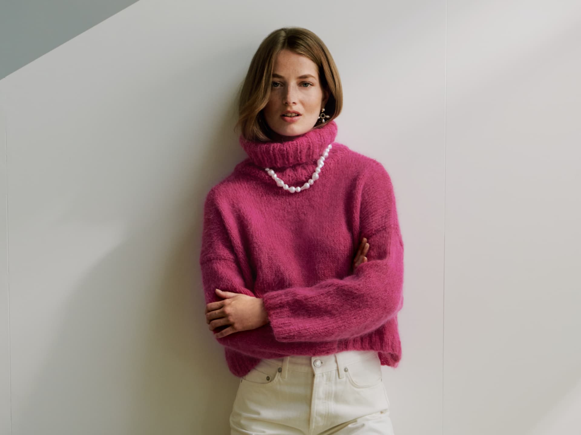 Frau im pinken Statement-Rollkragenpullover